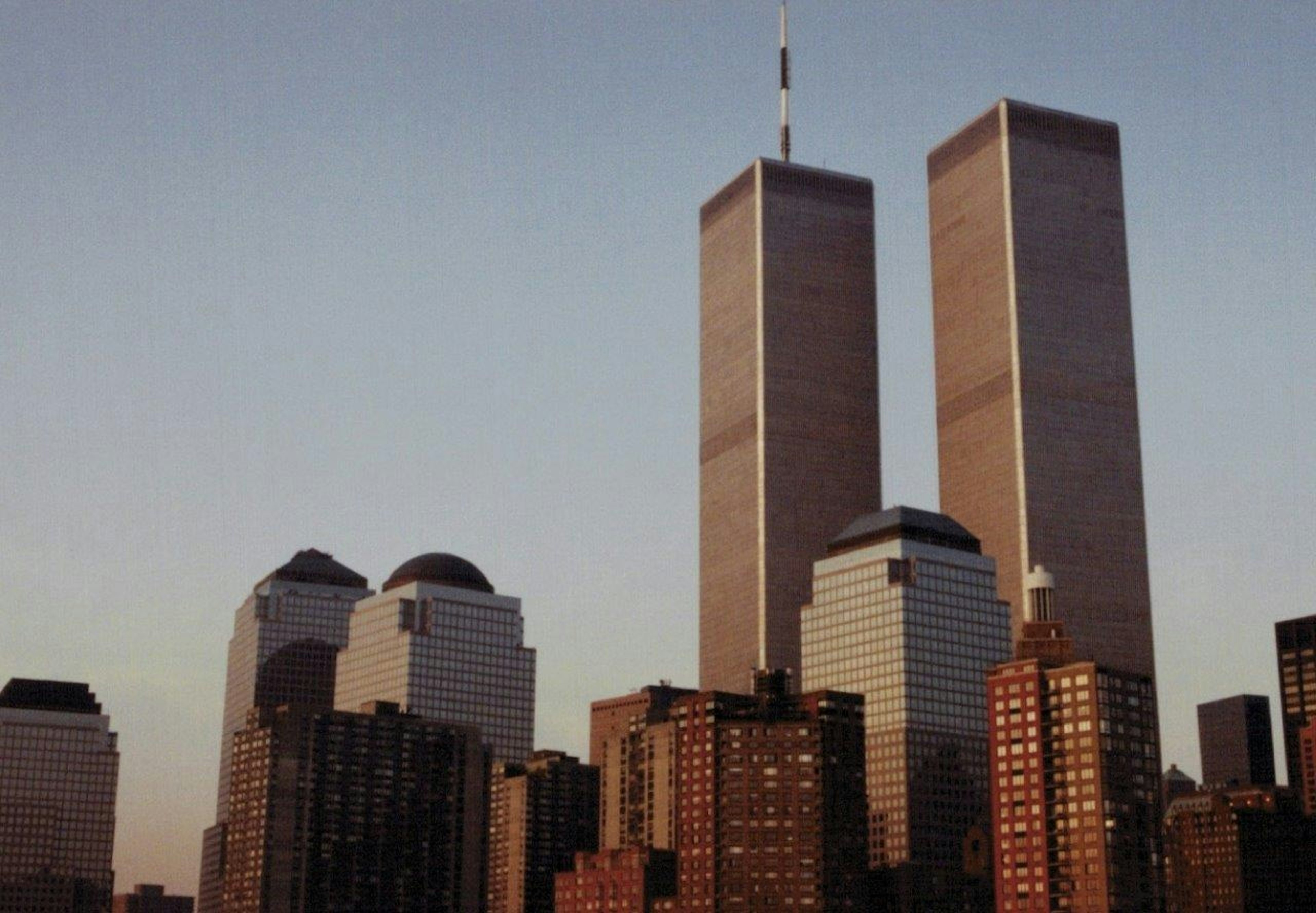 Menara kembar New York saat matahari terbenam dengan gedung pencakar langit di sekitarnya