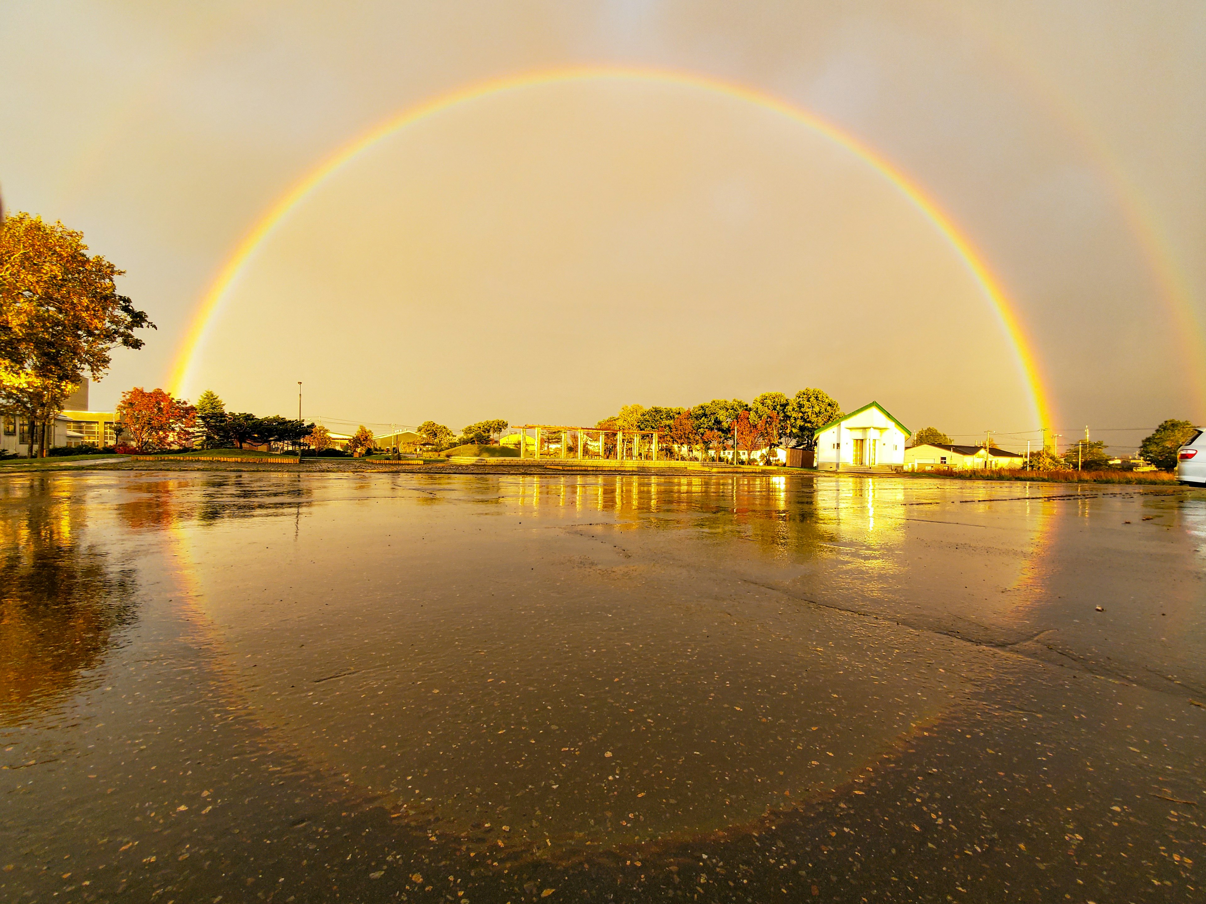 Eine ruhige Seelandschaft mit einem Regenbogen am Himmel