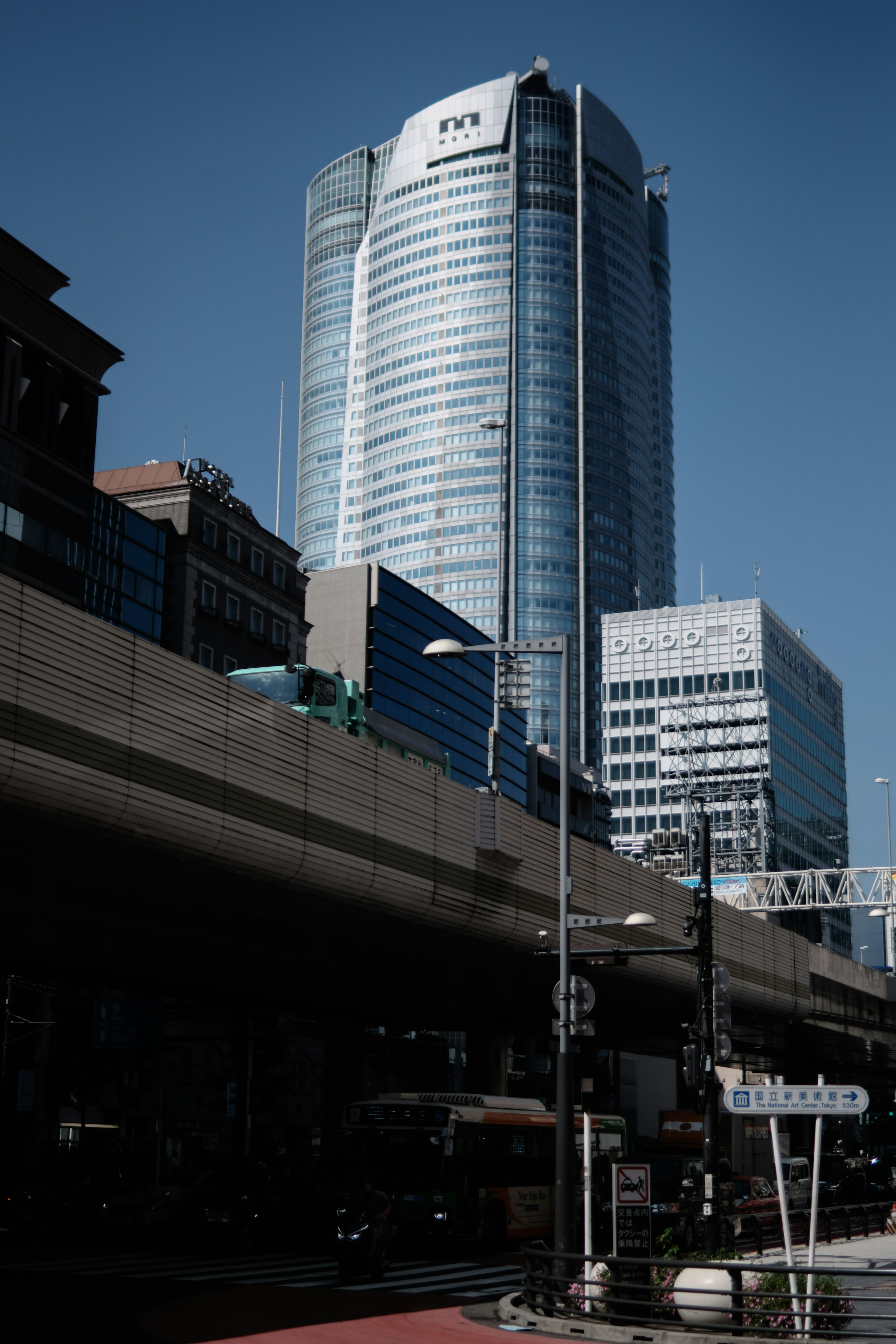 城市风景，摩天大楼与蓝天相映