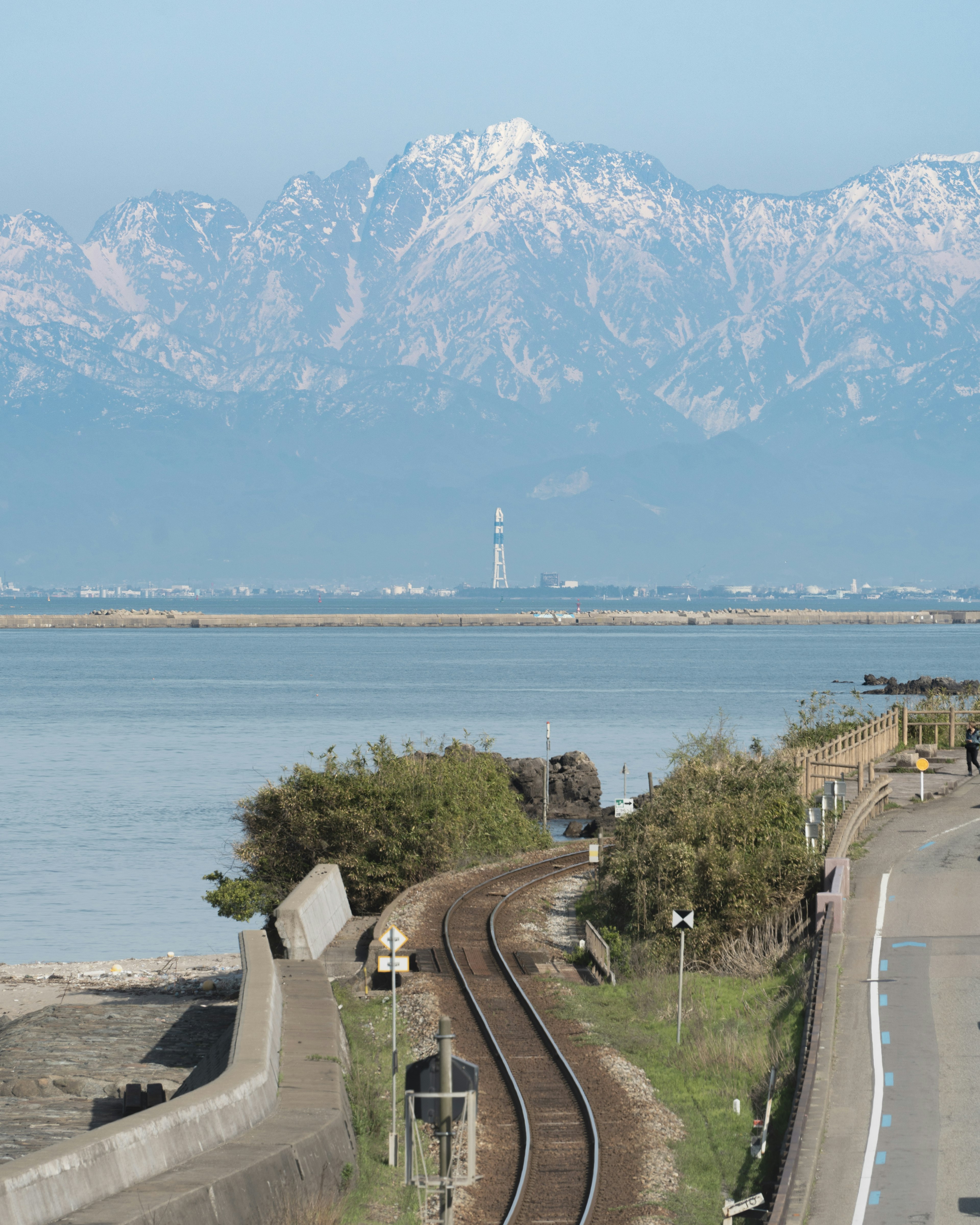 美丽的山脉和铁路轨道的风景