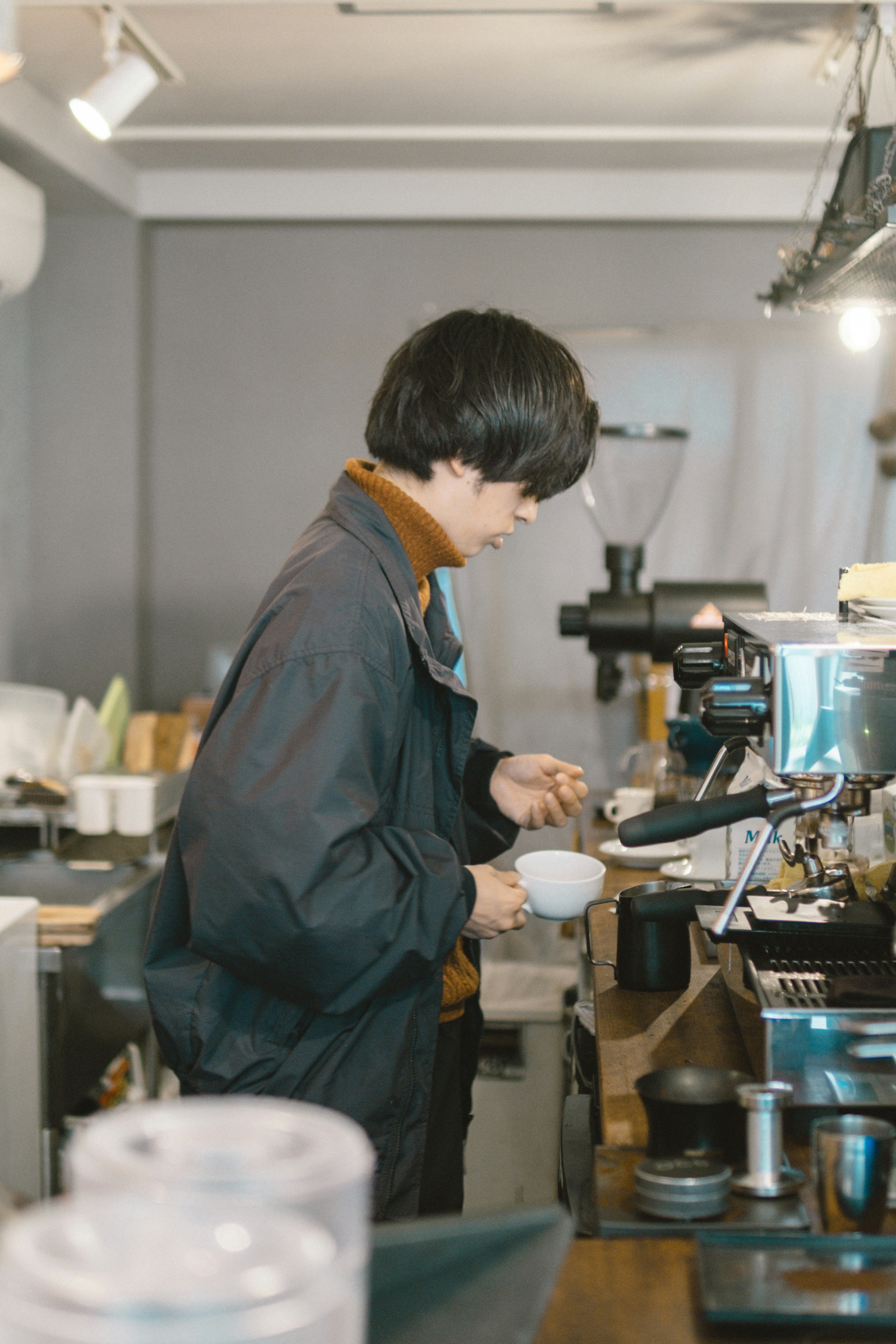 Mann, der Kaffee in einem Café zubereitet