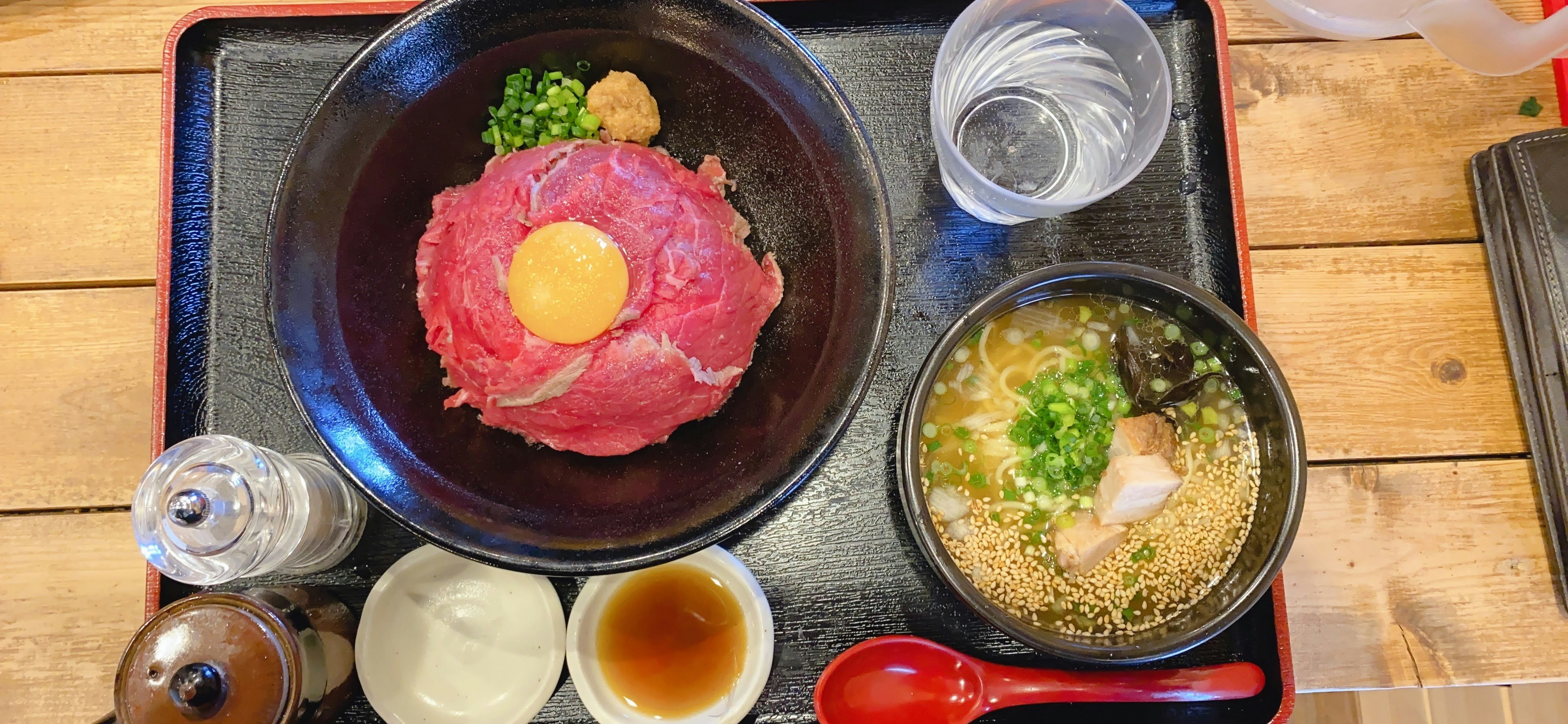 Leckeres Rindfleischgericht und Ramen-Set mit Eigelb und Frühlingszwiebeln als Topping