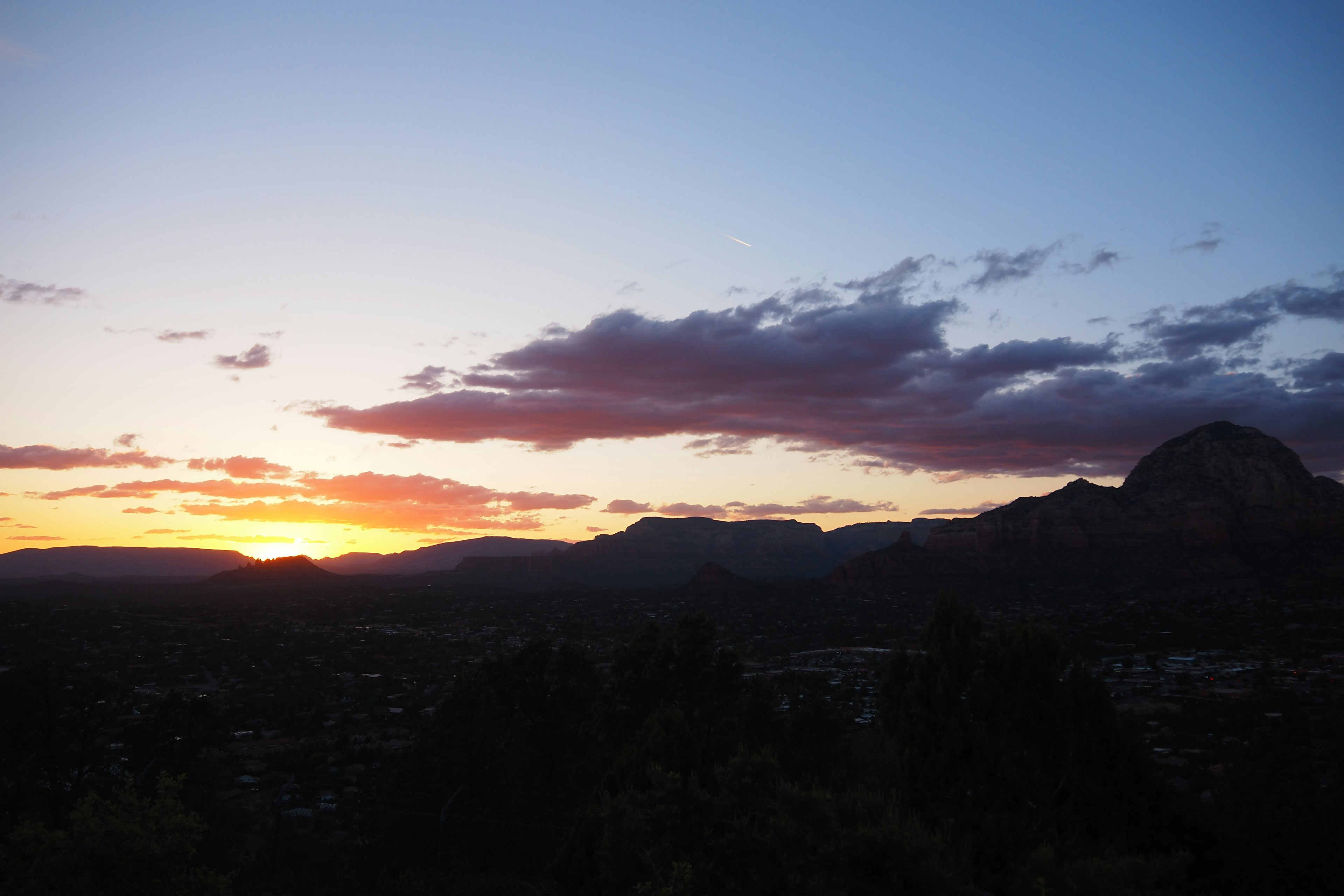 Stunning sunset view over Sedona mountains