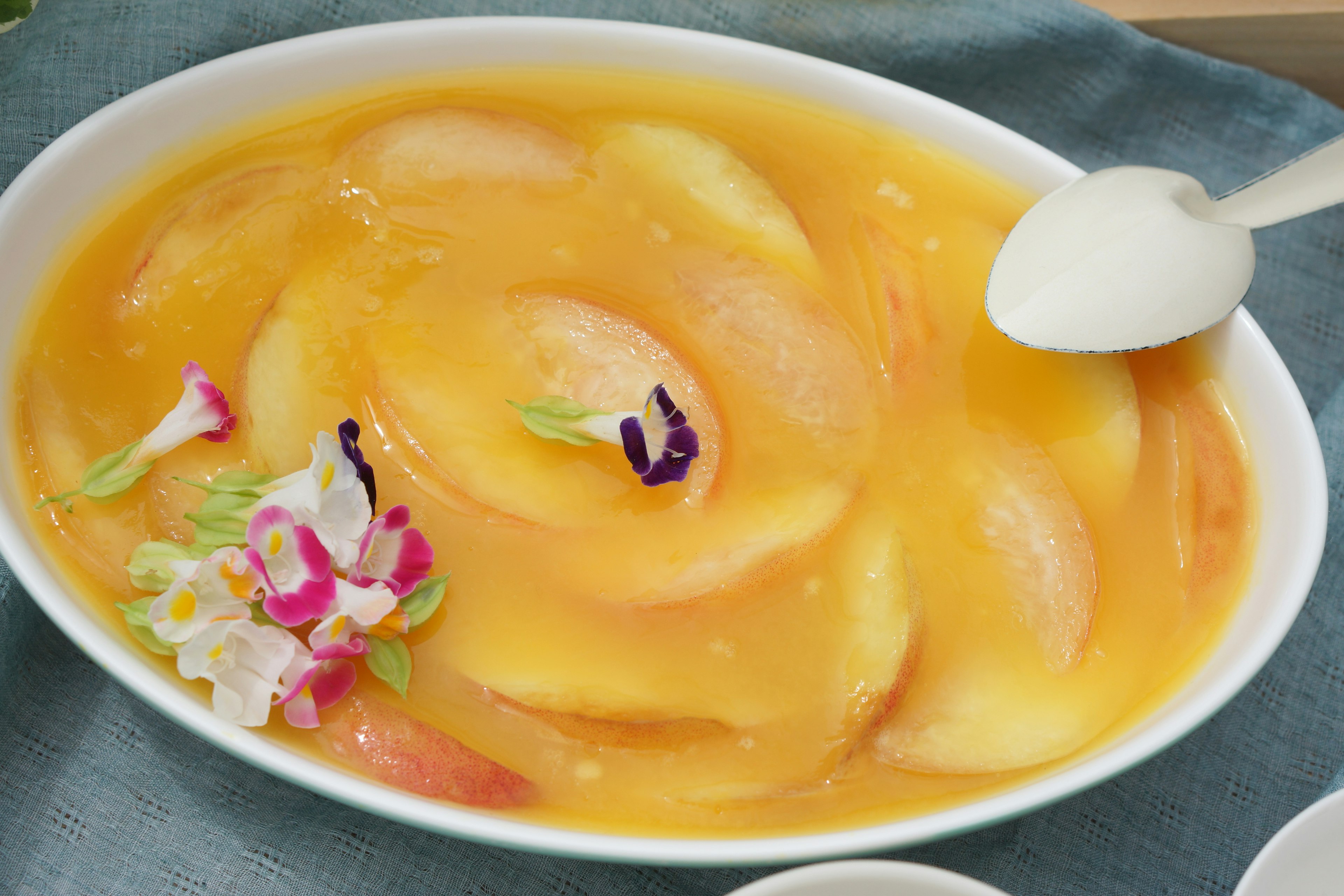 Gelatina de frutas dulces con rodajas de manzana y flores comestibles