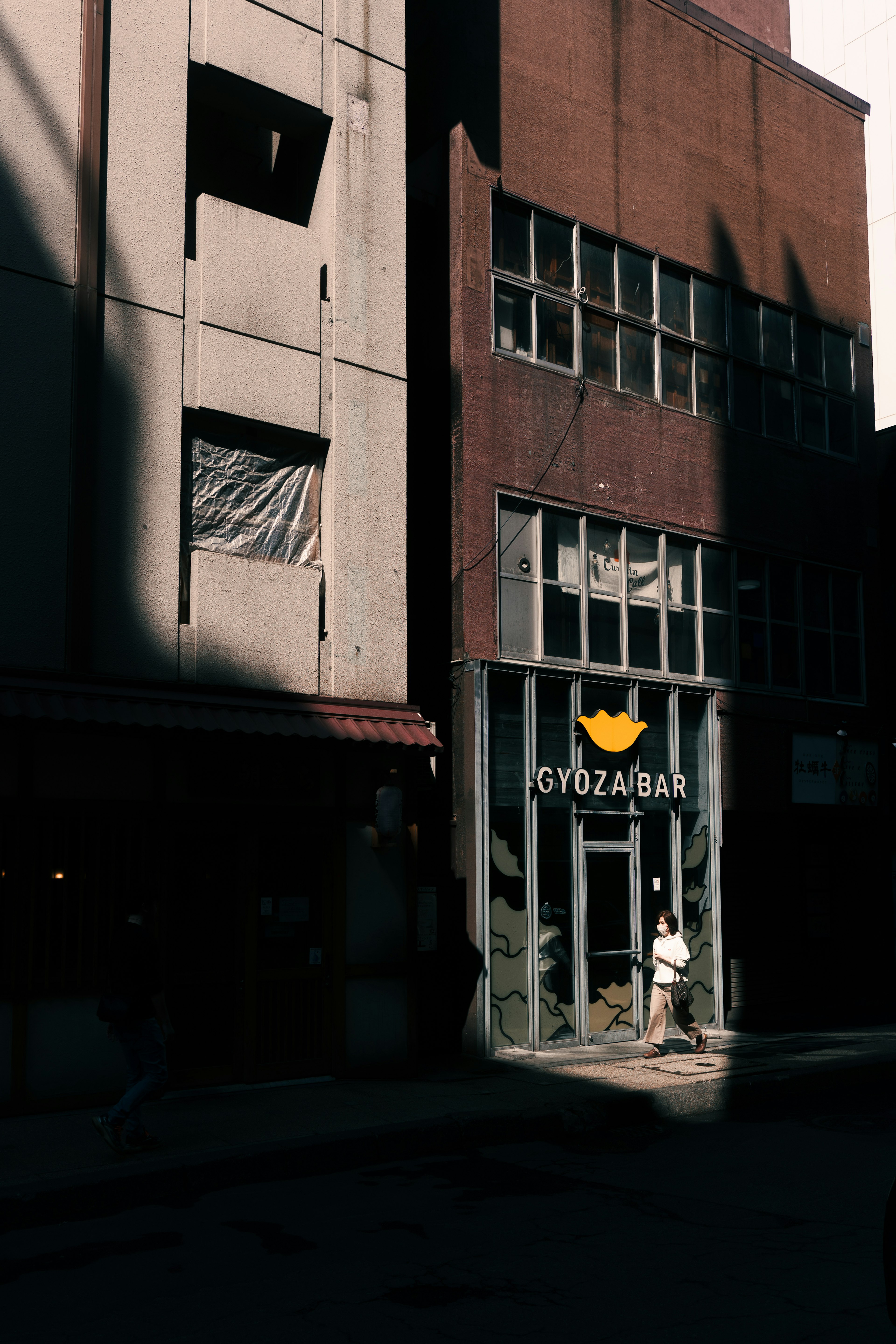 Exterior de un edificio retro con un cartel de restaurante Gyoza