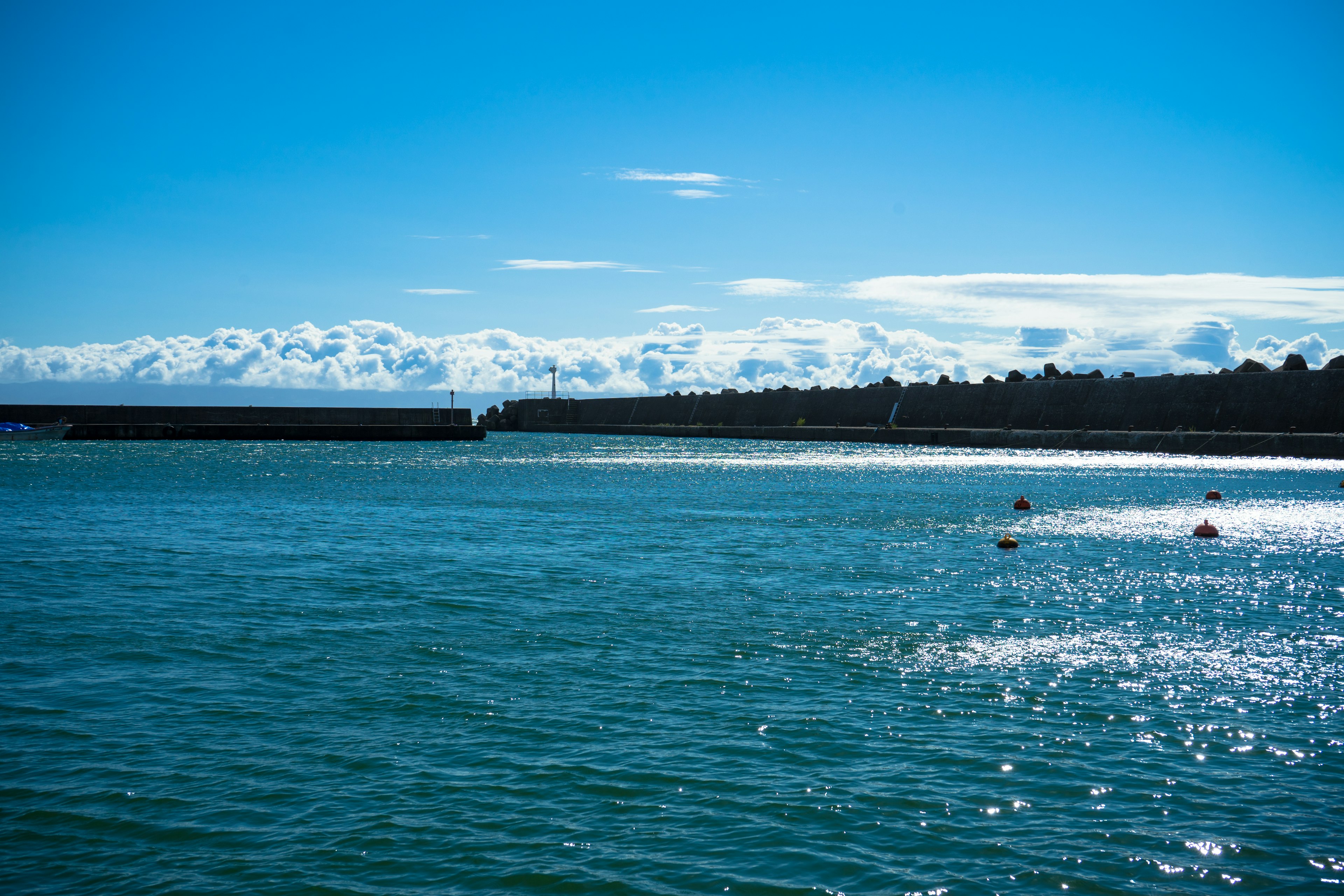 Paysage marin calme sous un ciel bleu avec de l'eau scintillante