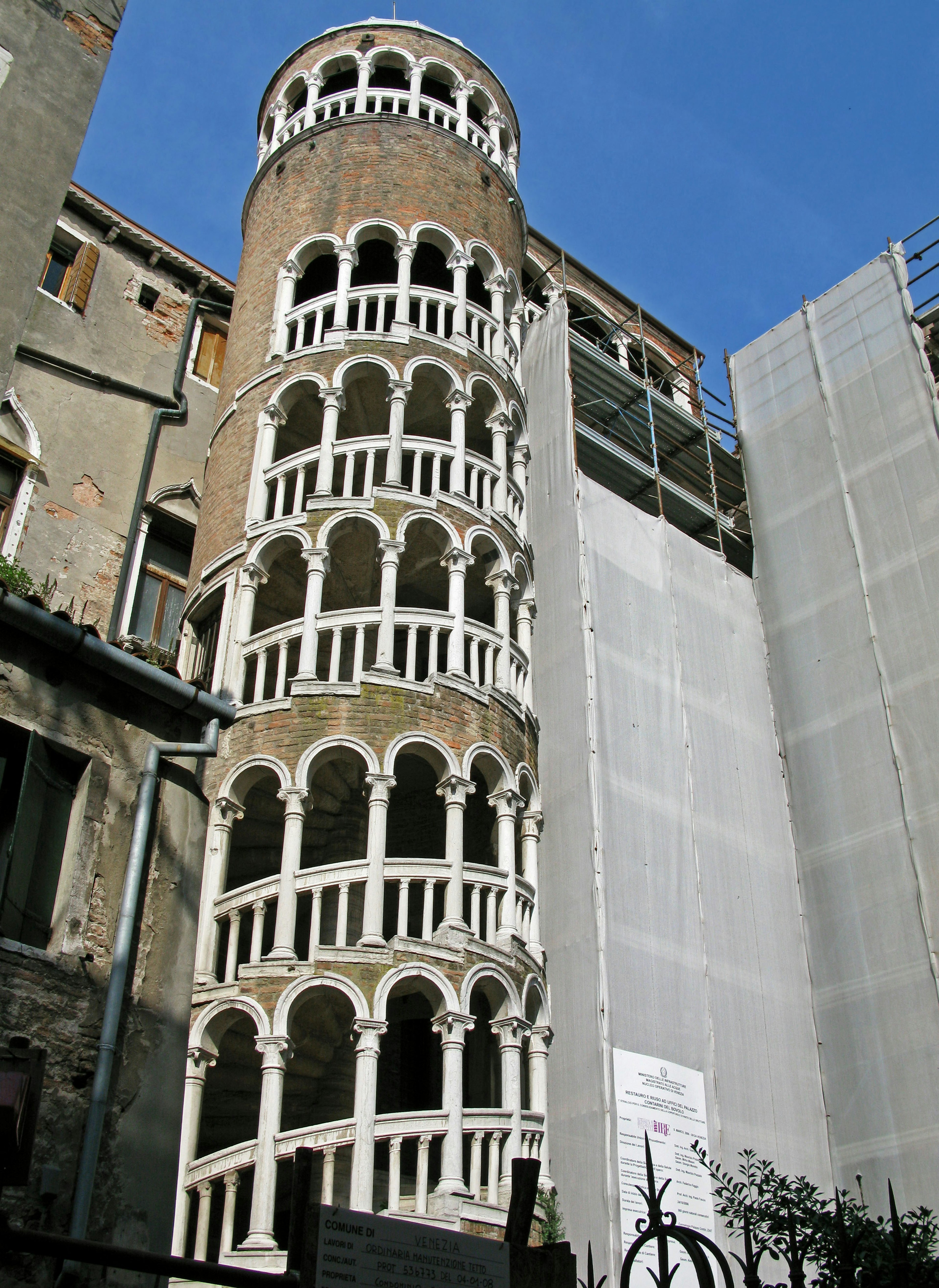 Edificio de torre único en Venecia con balcones blancos