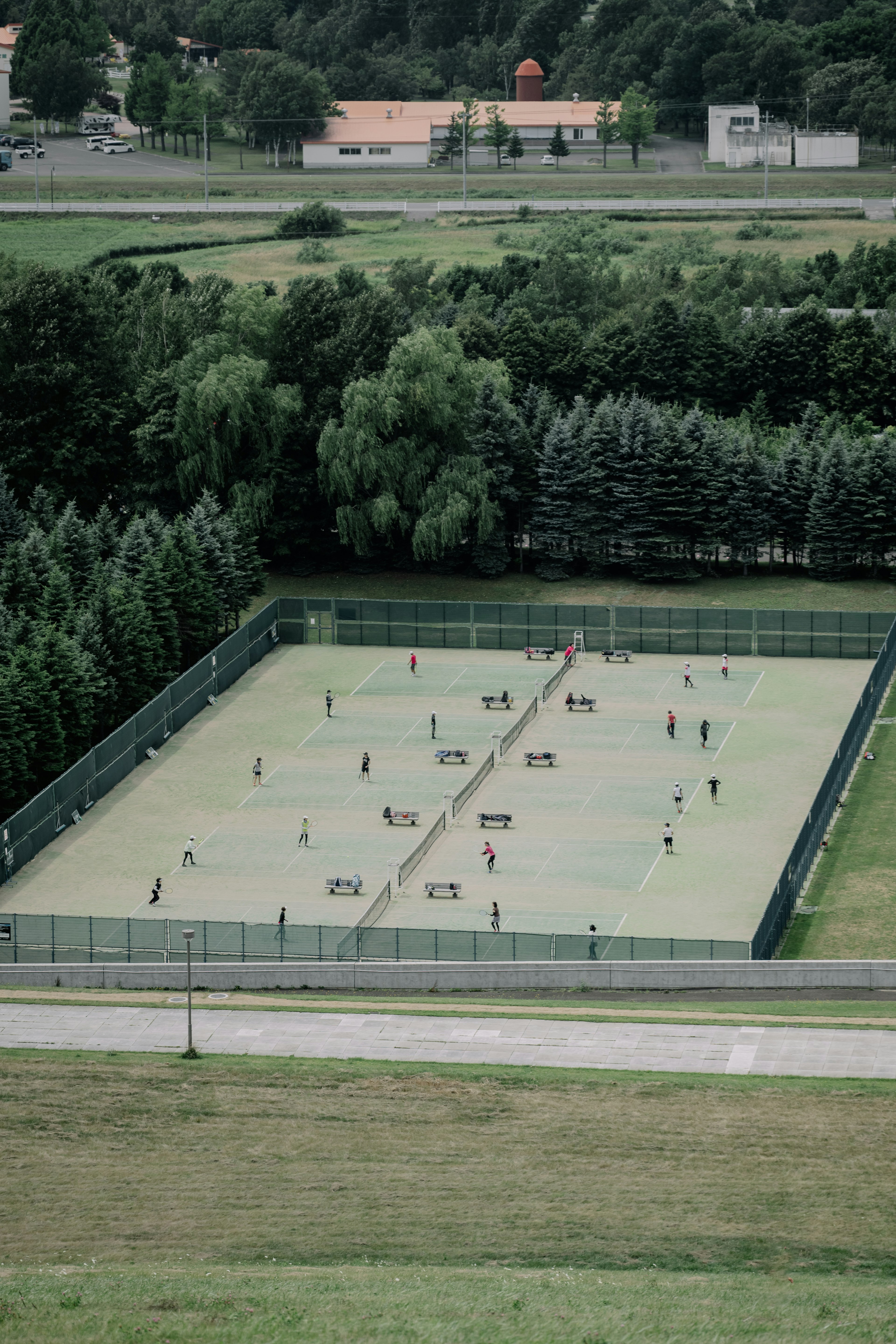 Luftaufnahme eines Tennisplatzes mit Spielern im Spiel