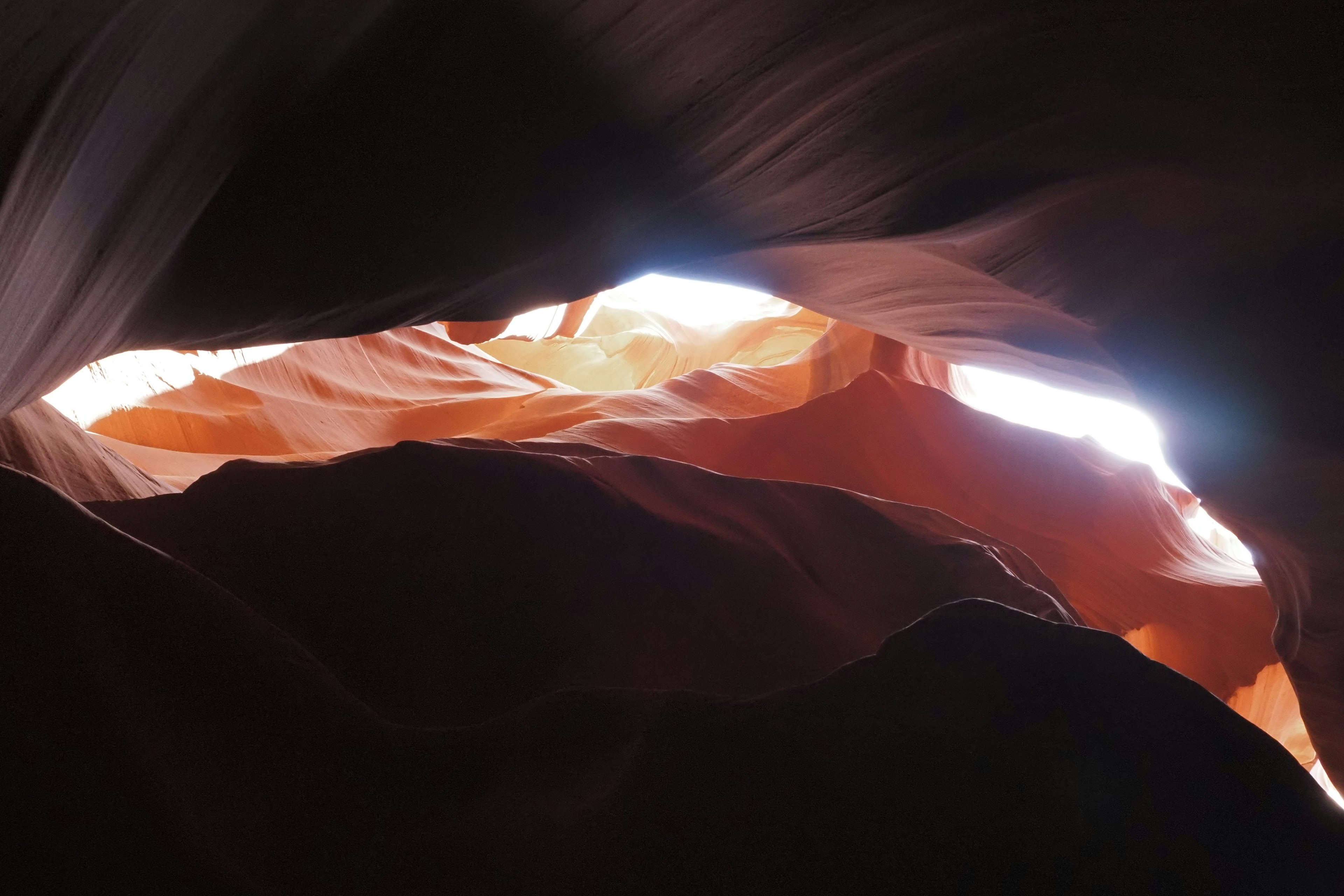 Hermosa vista de la luz brillando a través de formaciones rocosas rojas