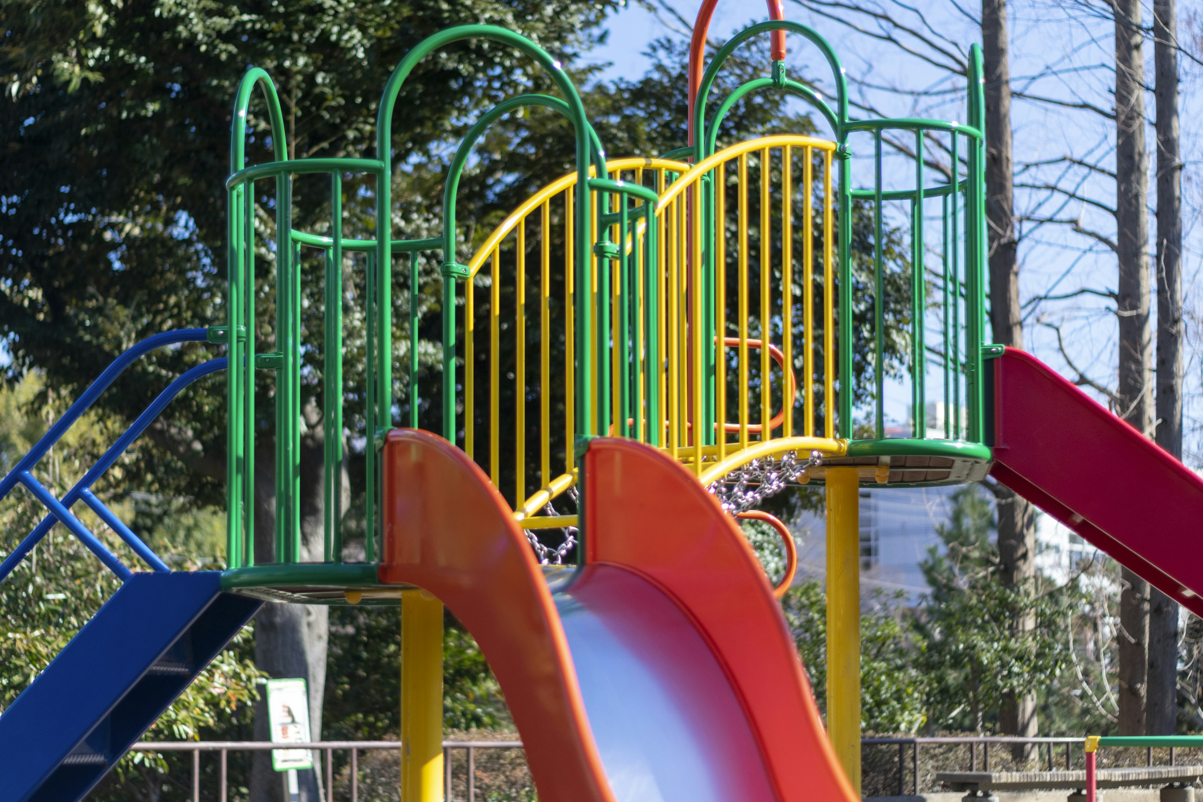 Estructura de parque infantil colorida con toboganes y estructuras para escalar