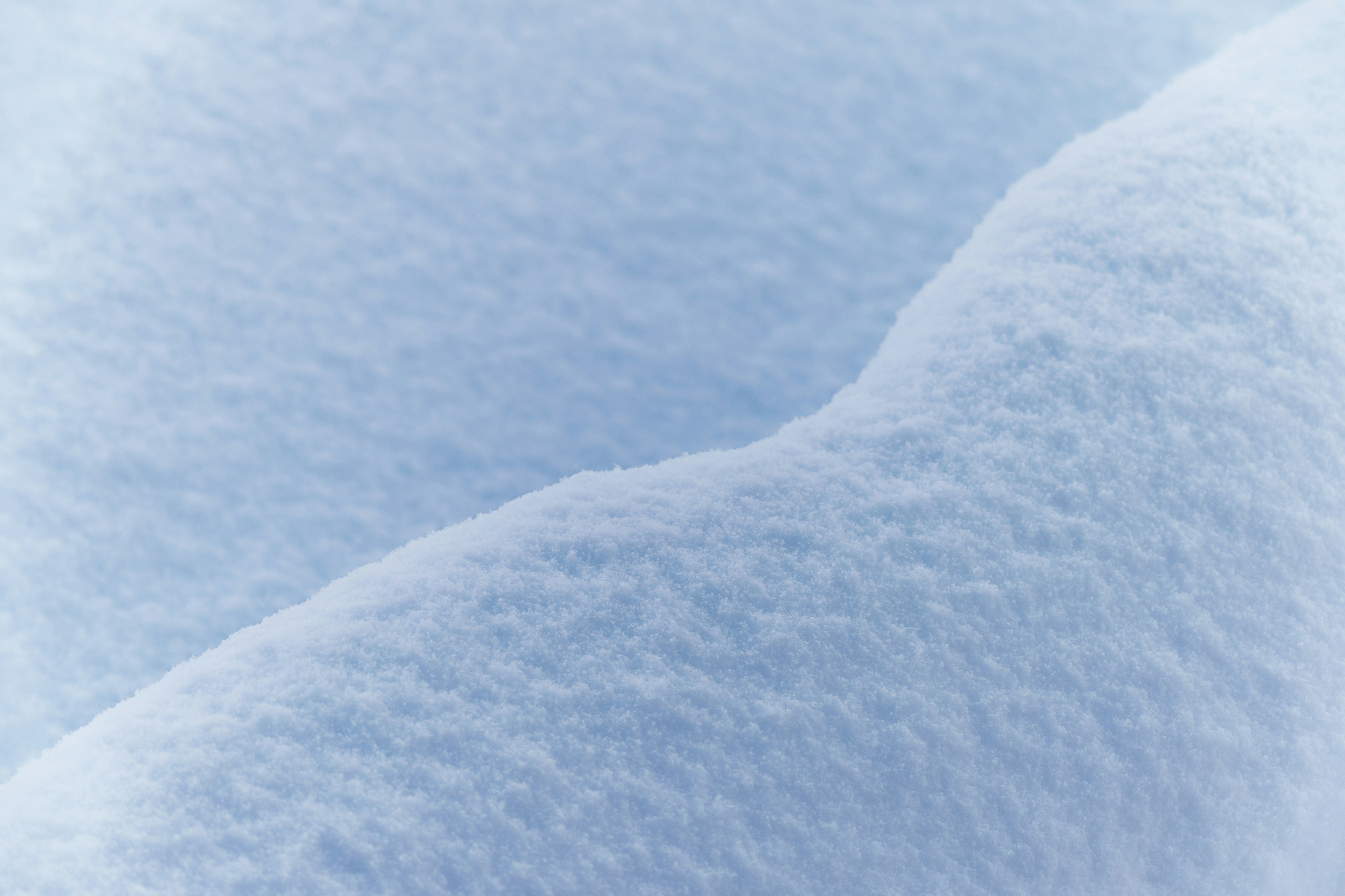 Textura suave de la nieve con olas azul claro