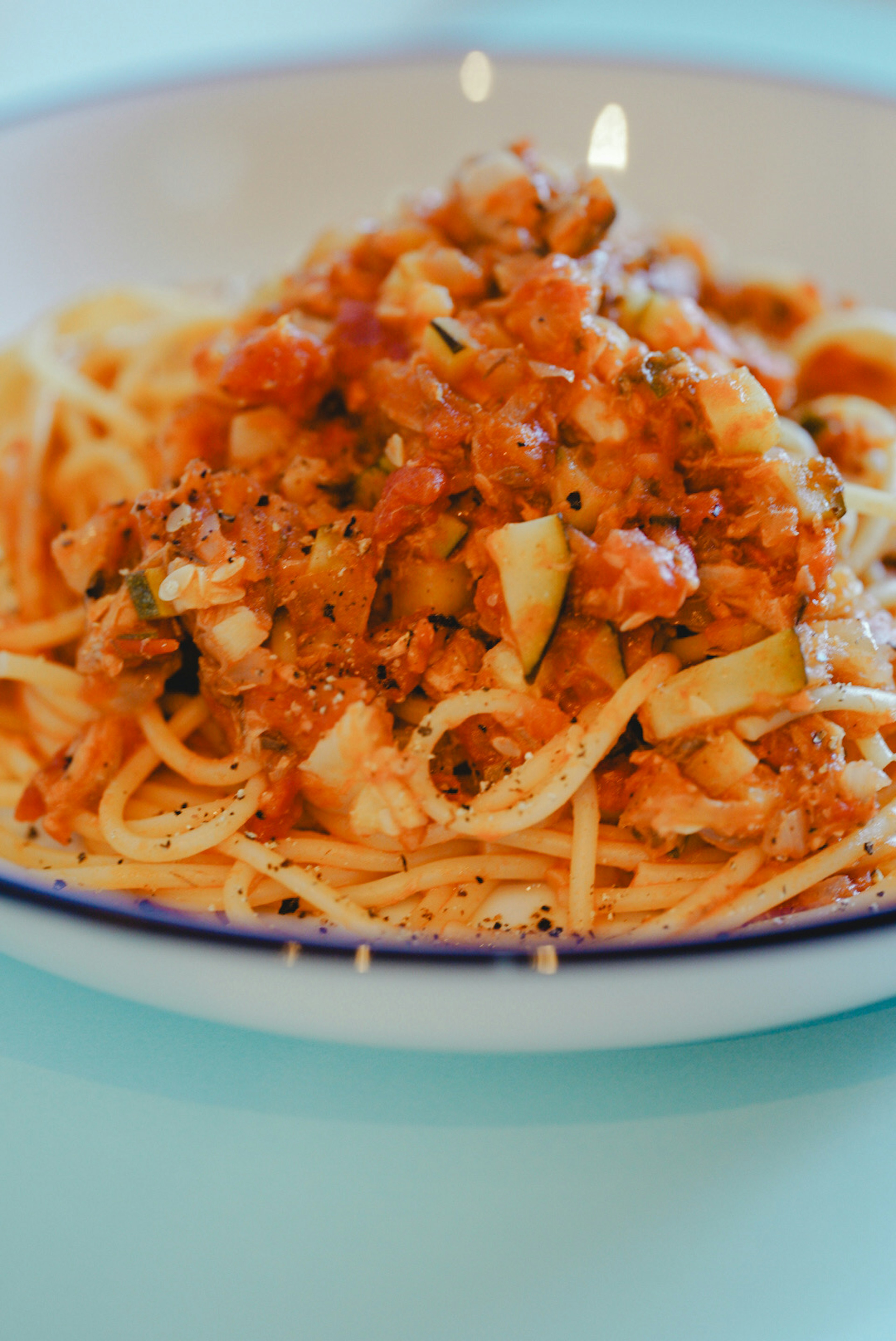 Assiette de spaghetti garnie de sauce aux légumes