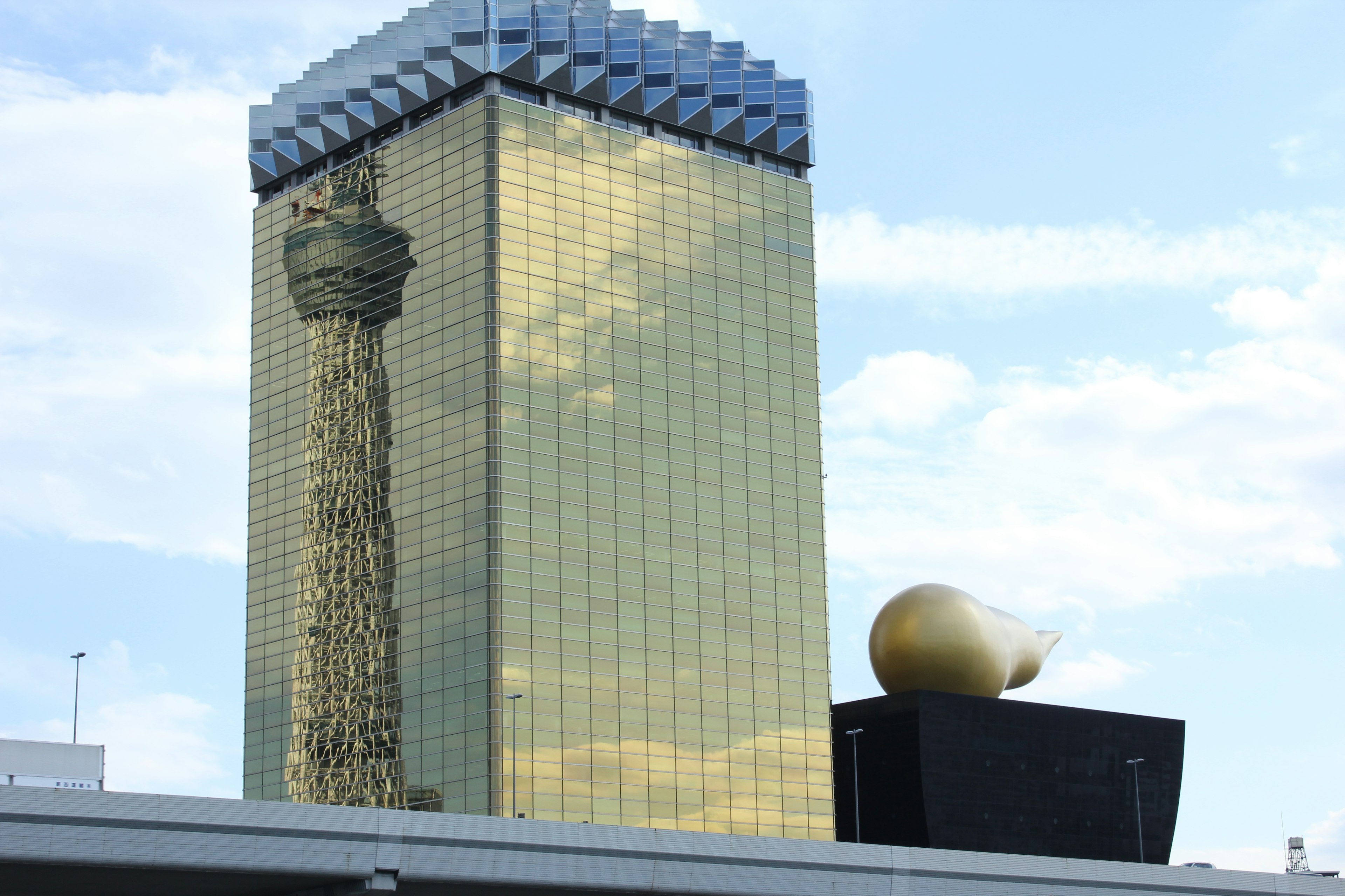 Gratte-ciel doré de Jacksonville et sa sculpture unique