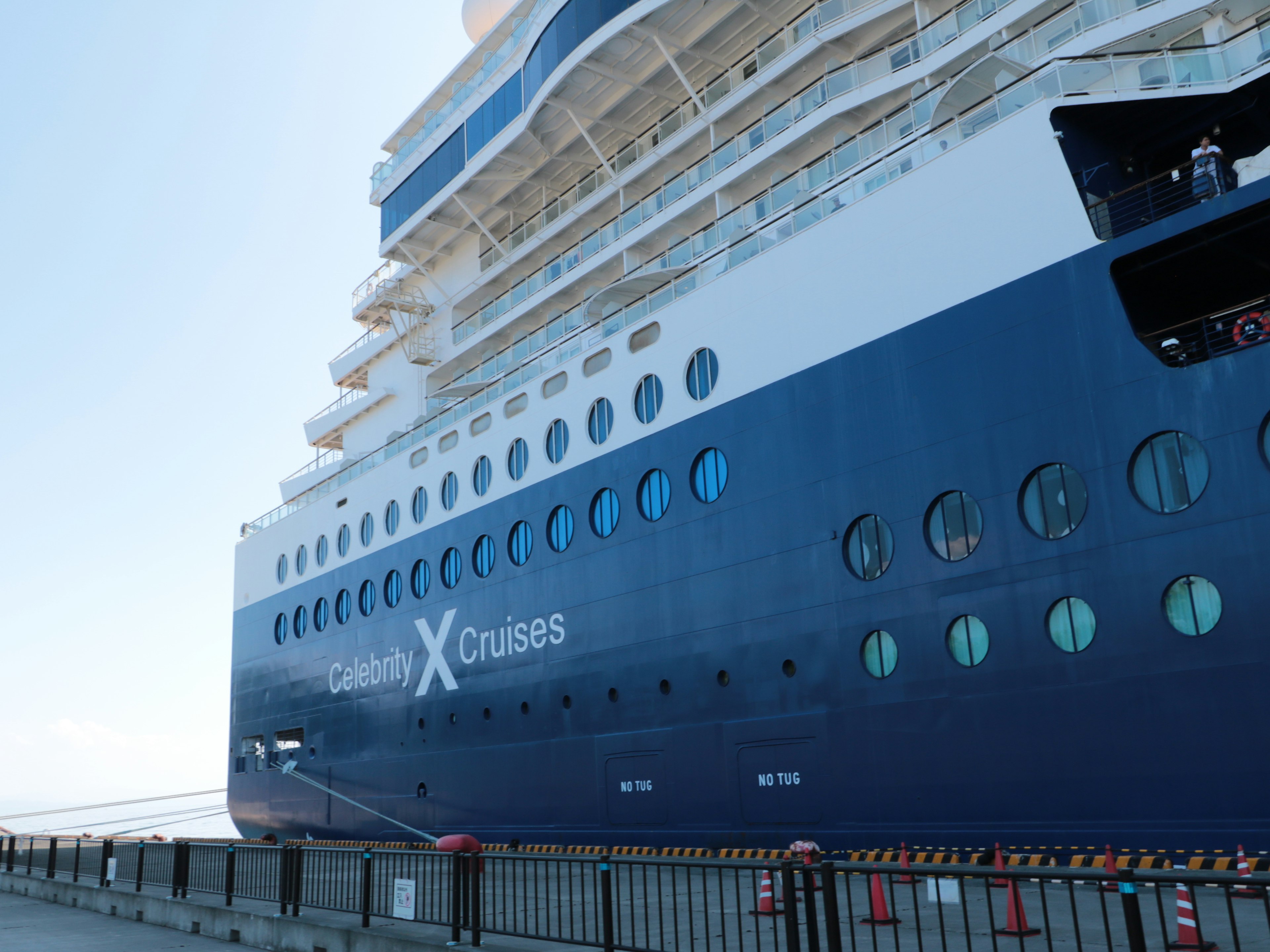 Kreuzfahrtschiff mit blauer Außenwand im Hafen