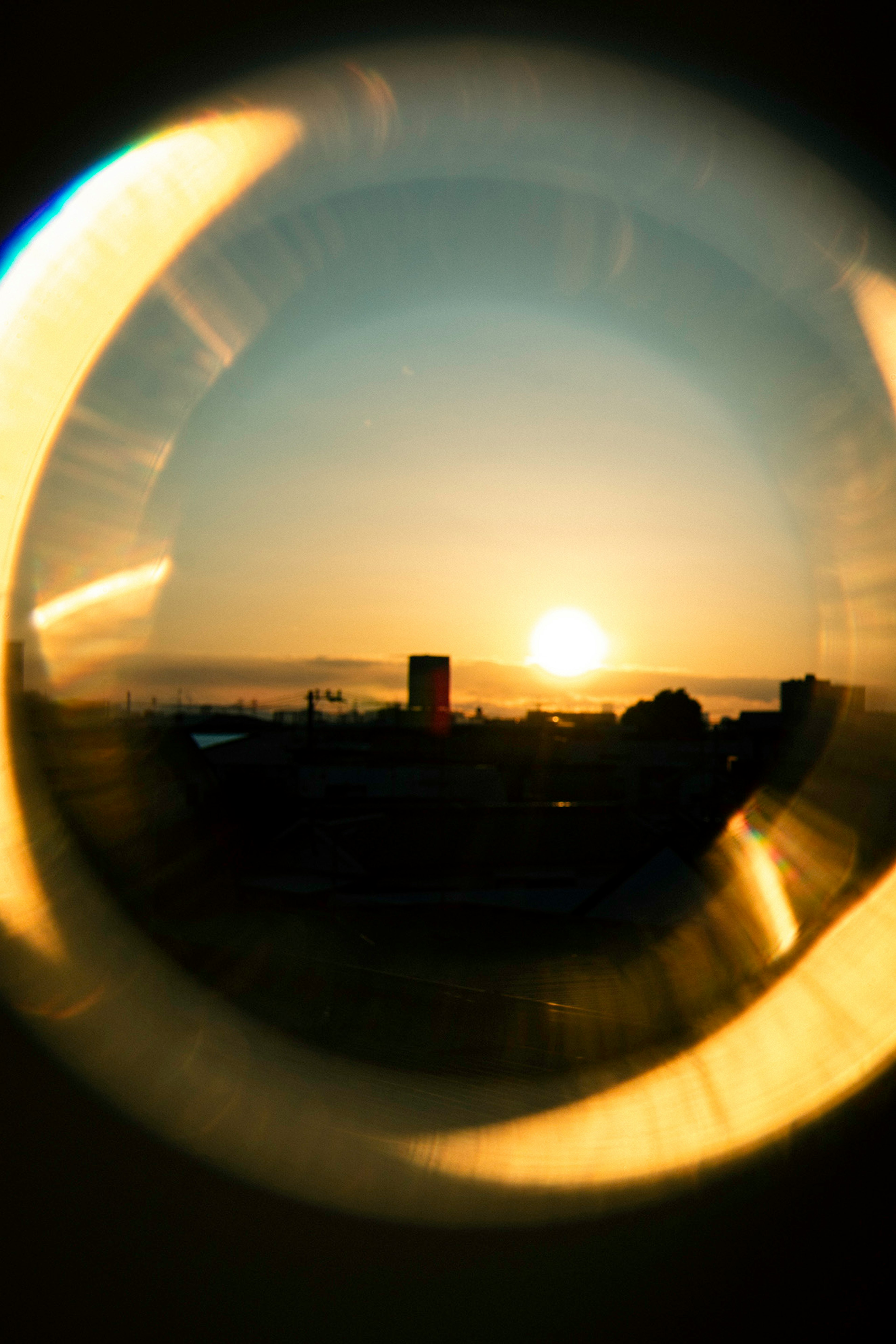 Coucher de soleil sur la mer capturé à travers un objectif circulaire