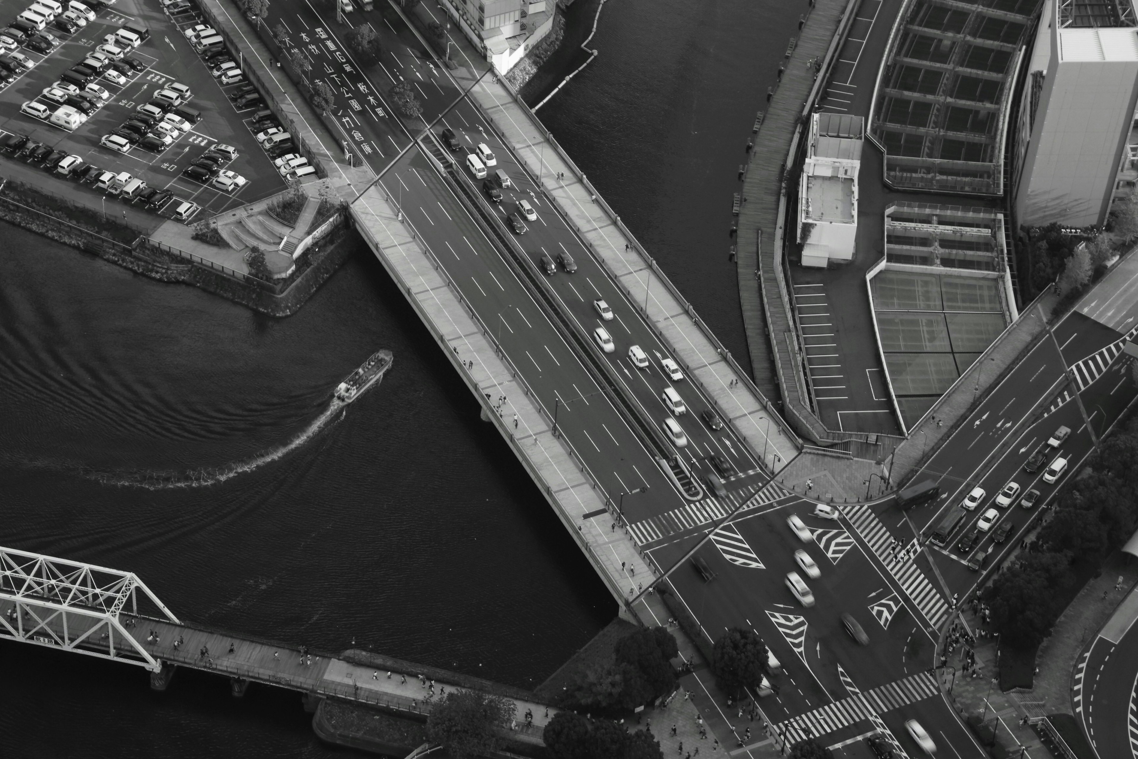 橋と車両が見える都市の風景の上空写真