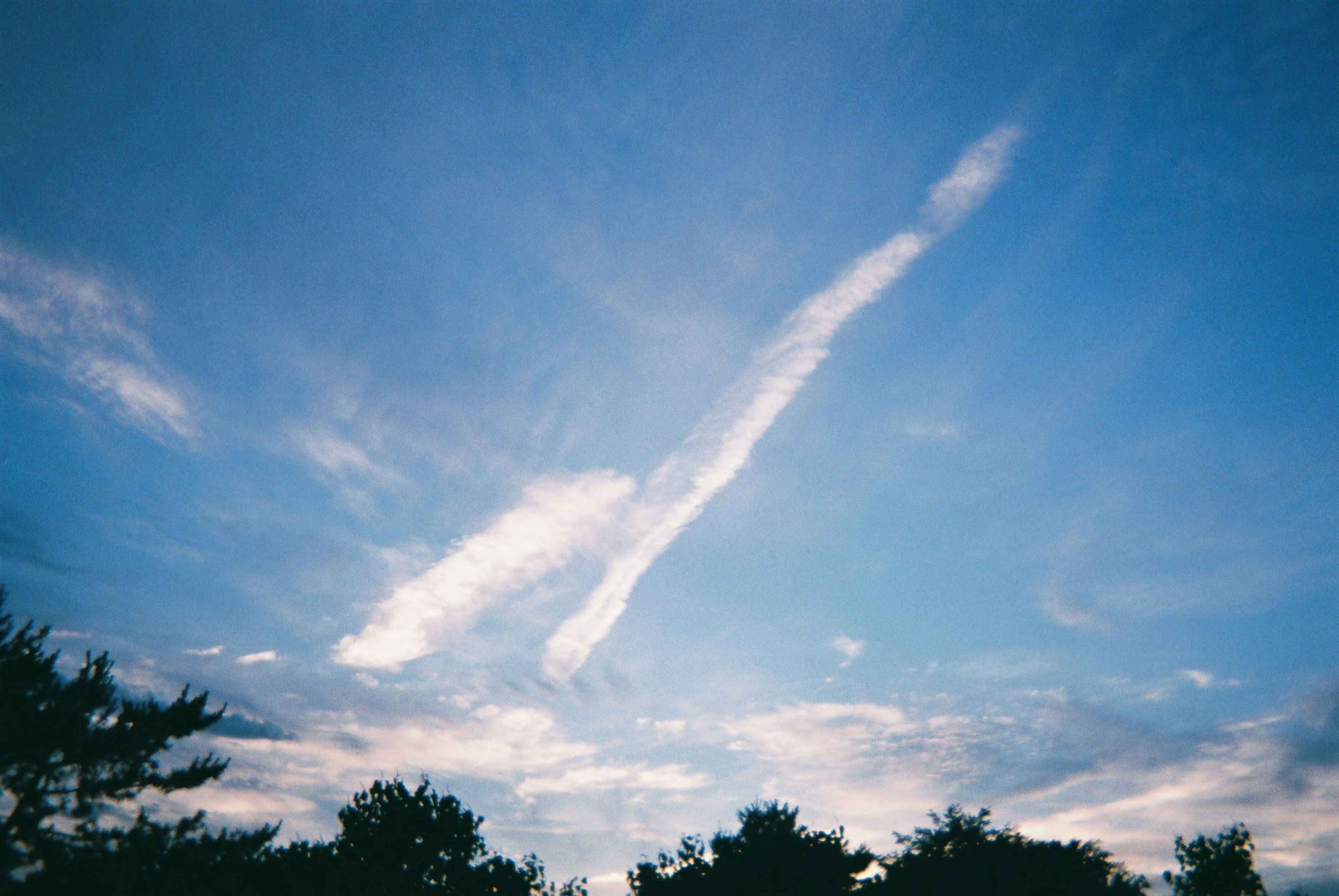 青空に広がる雲の帯が特徴的な風景