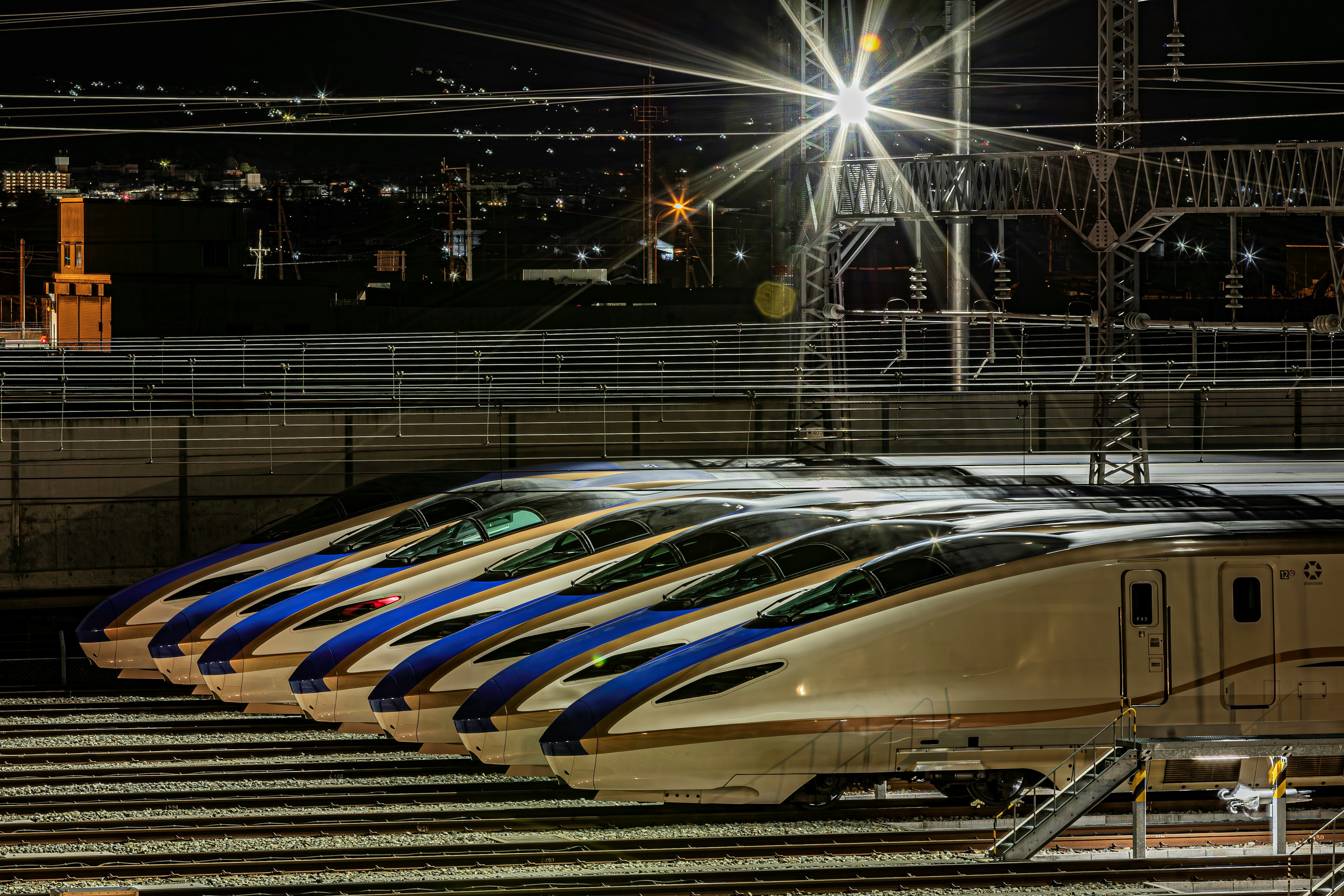 Riga di treni Shinkansen parcheggiati di notte