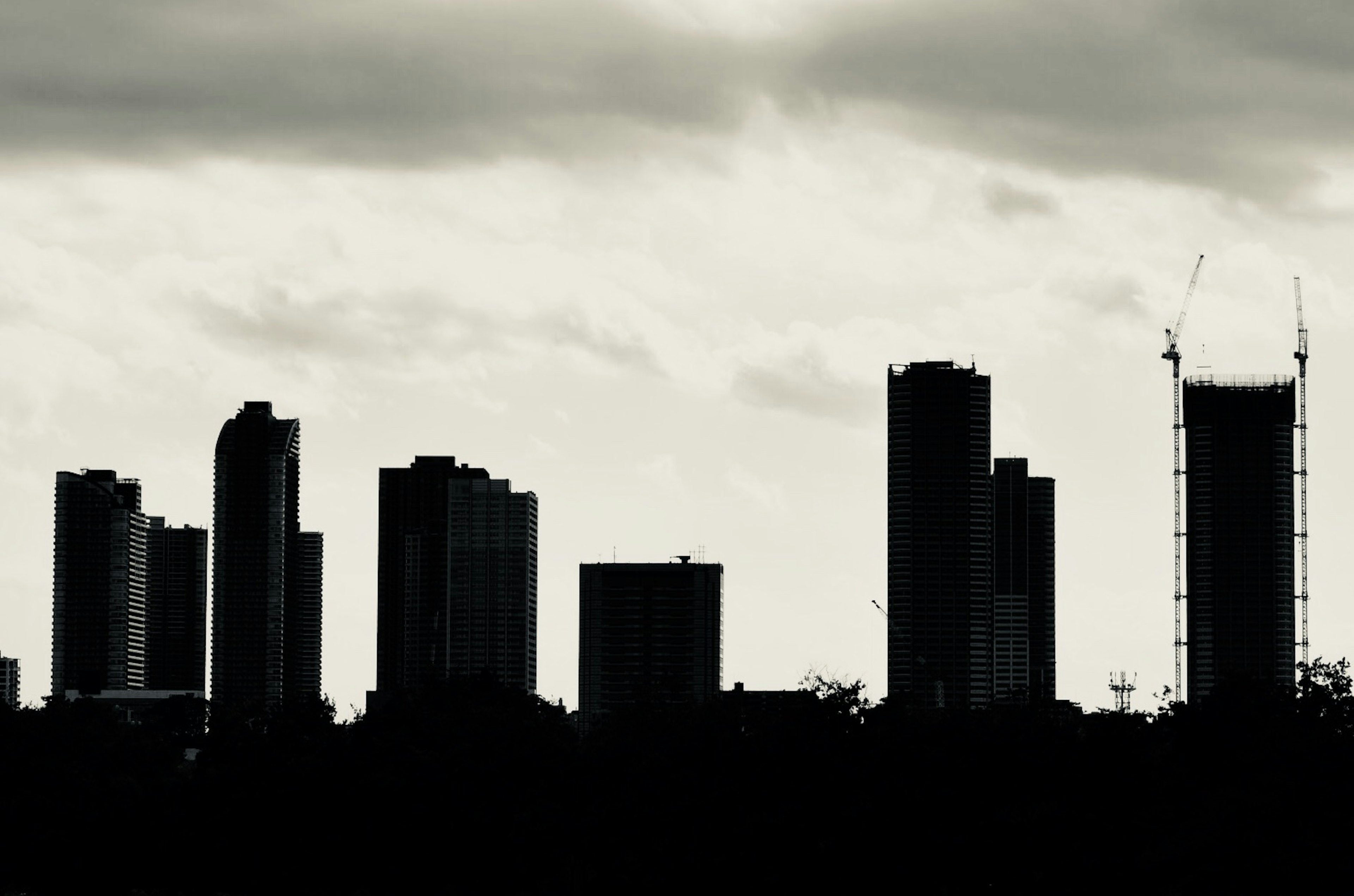 Silhouette de gratte-ciels contre un ciel nuageux