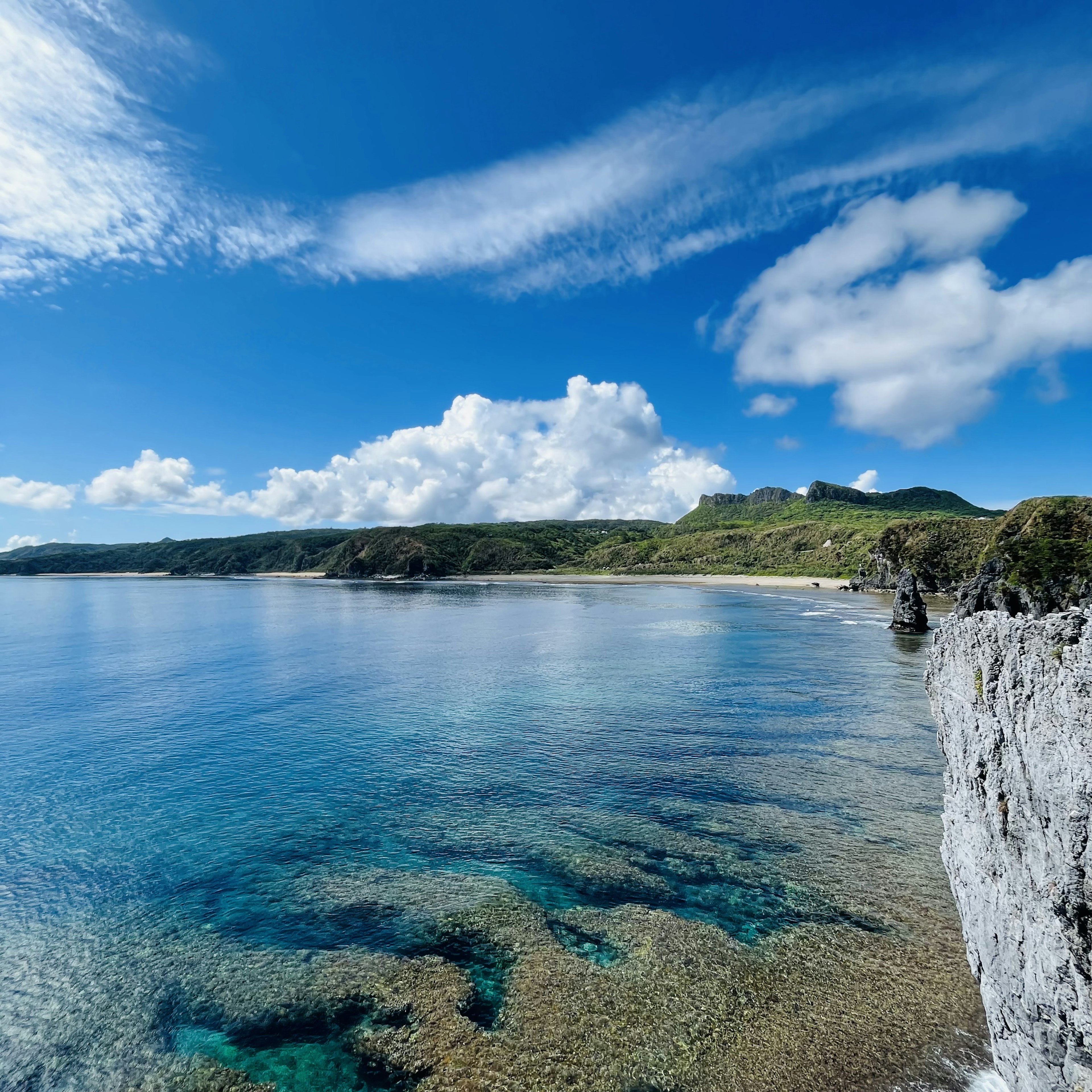 Costa pintoresca con cielo azul claro y aguas tranquilas