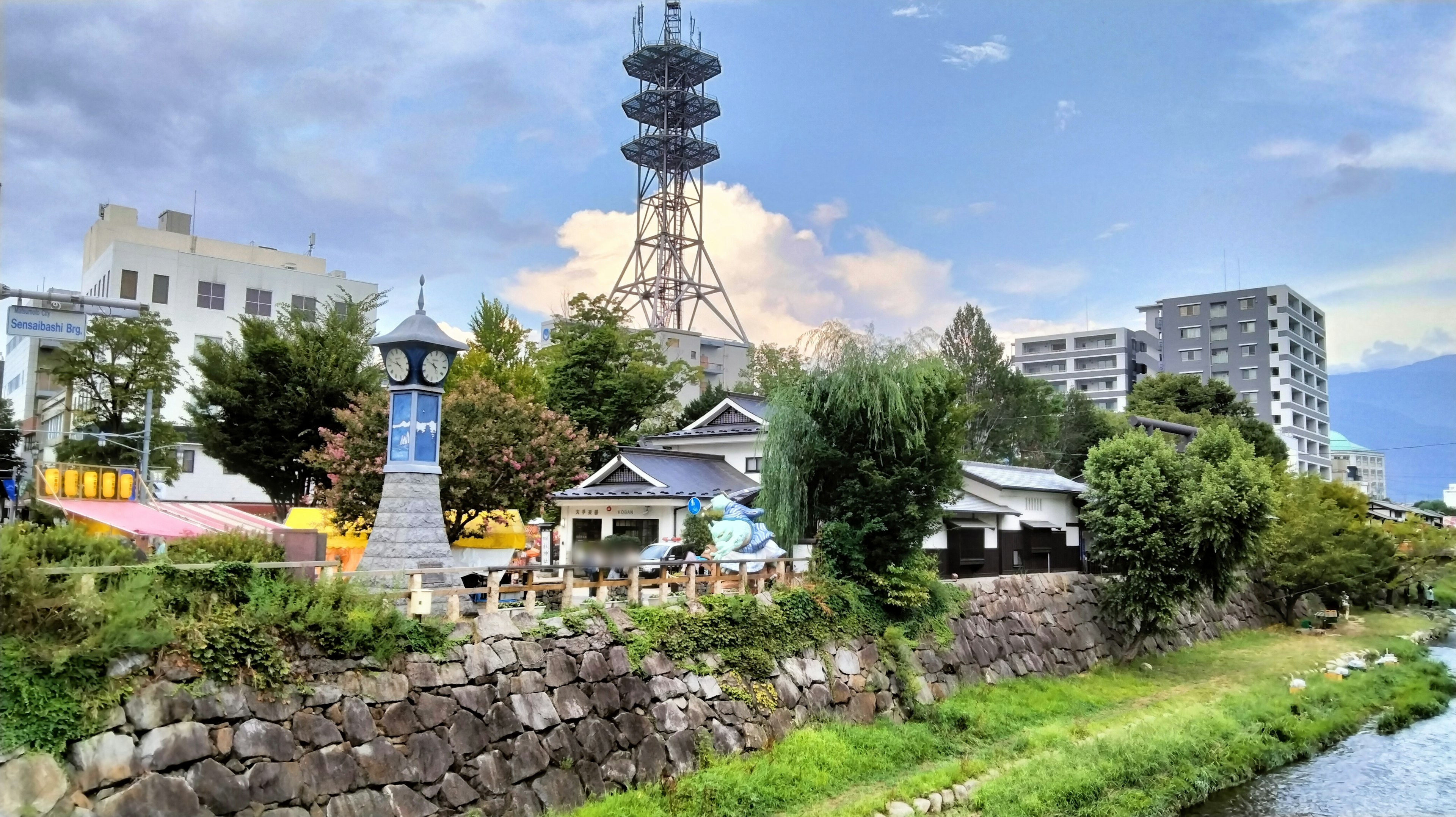 Malersicher Blick auf einen Uhrturm und traditionelle Gebäude an einem Fluss