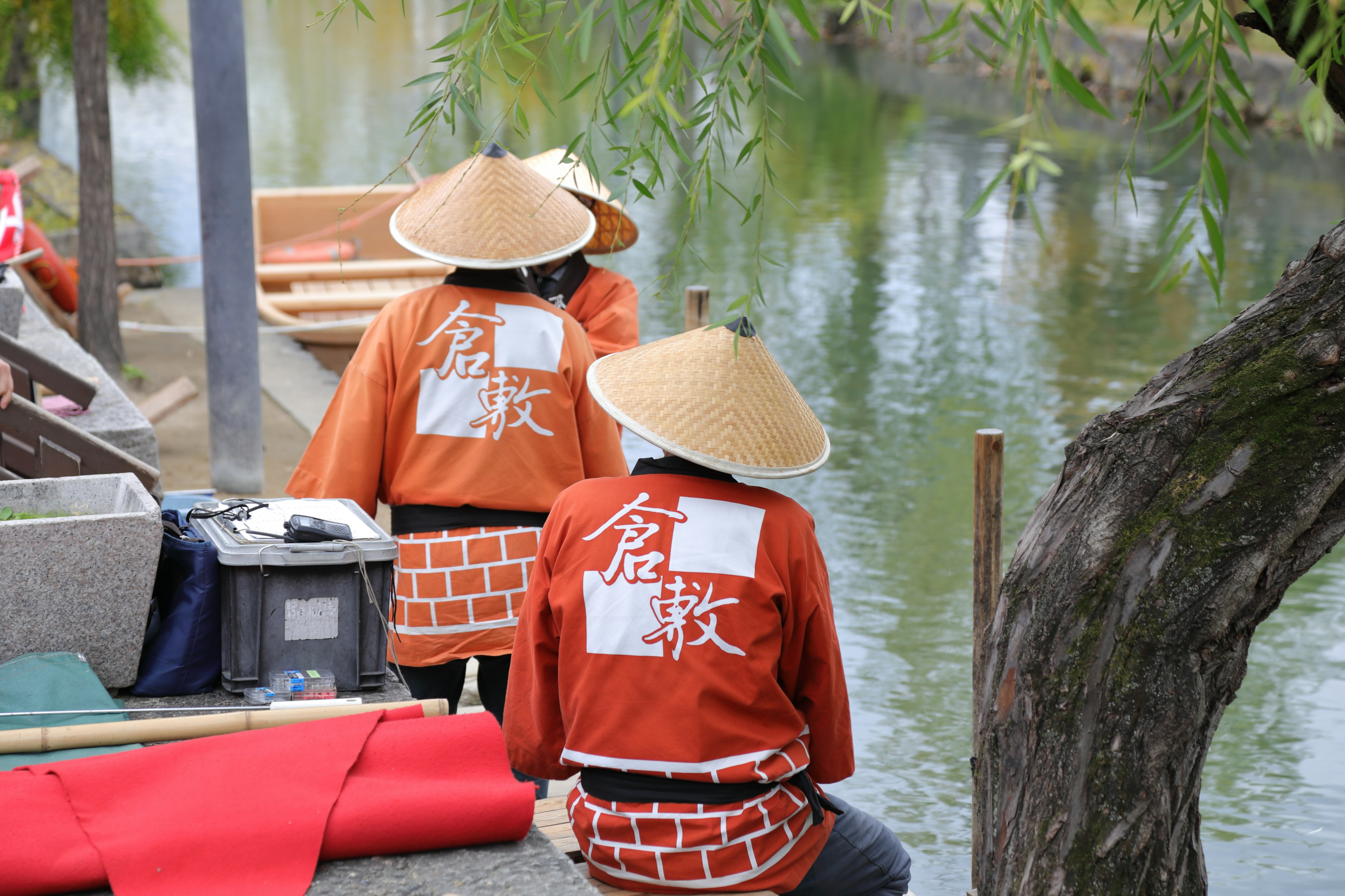 Deux personnes en tenue traditionnelle assises au bord d'une rivière