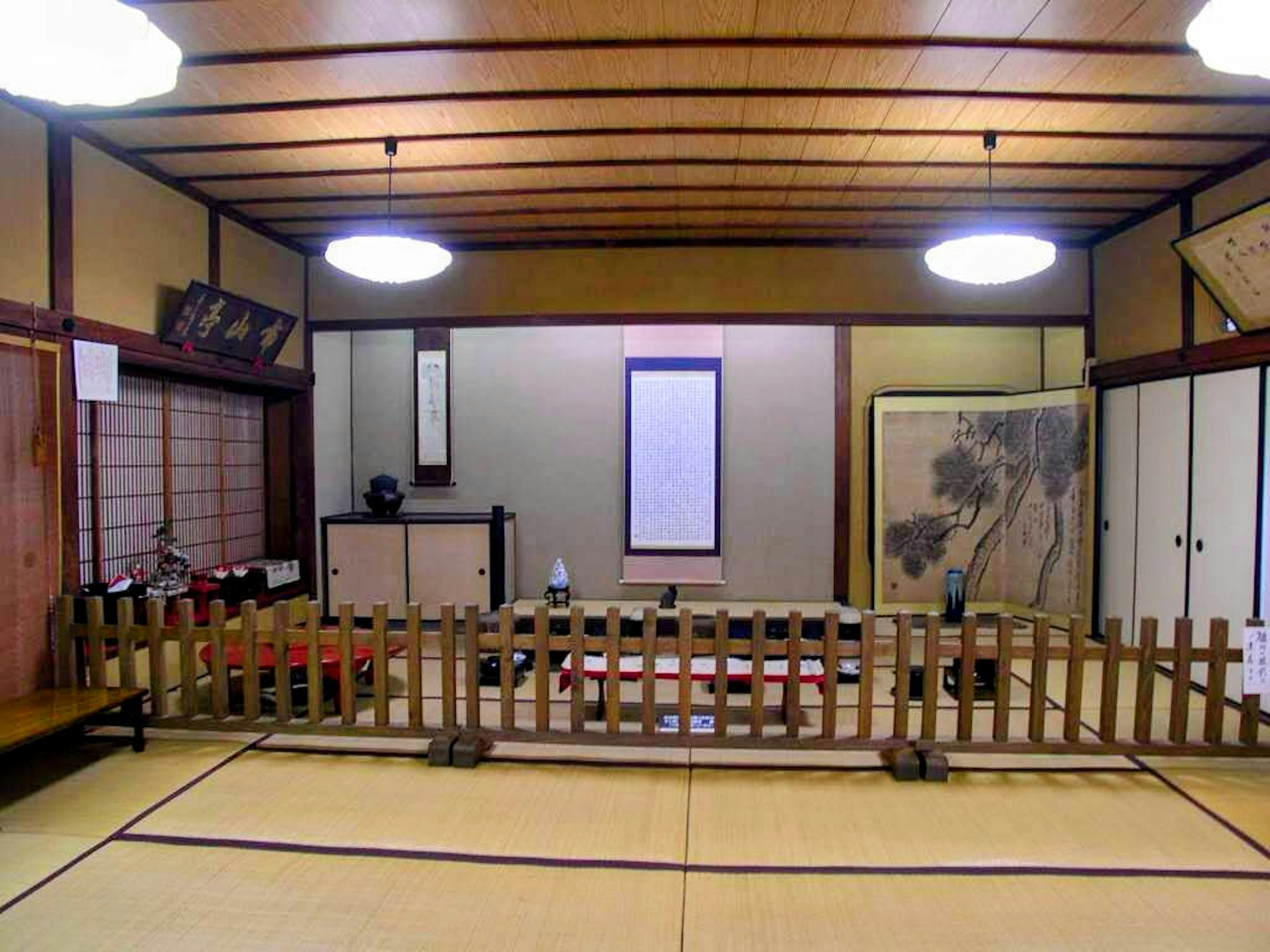 Interno di una stanza giapponese tradizionale con travi in legno pavimento in tatami schermi shoji e decorazioni semplici