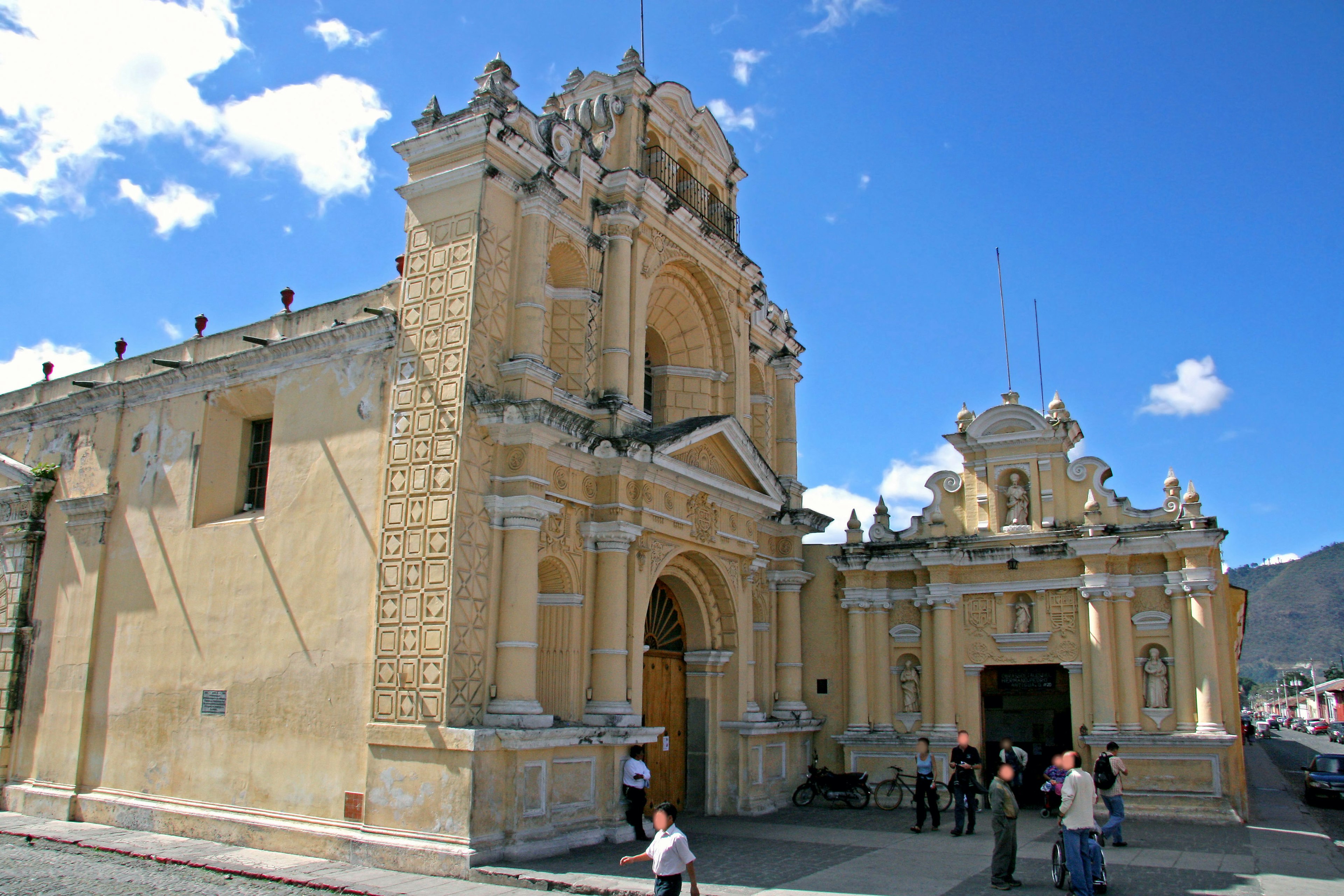 Bella chiesa gialla sotto un cielo azzurro