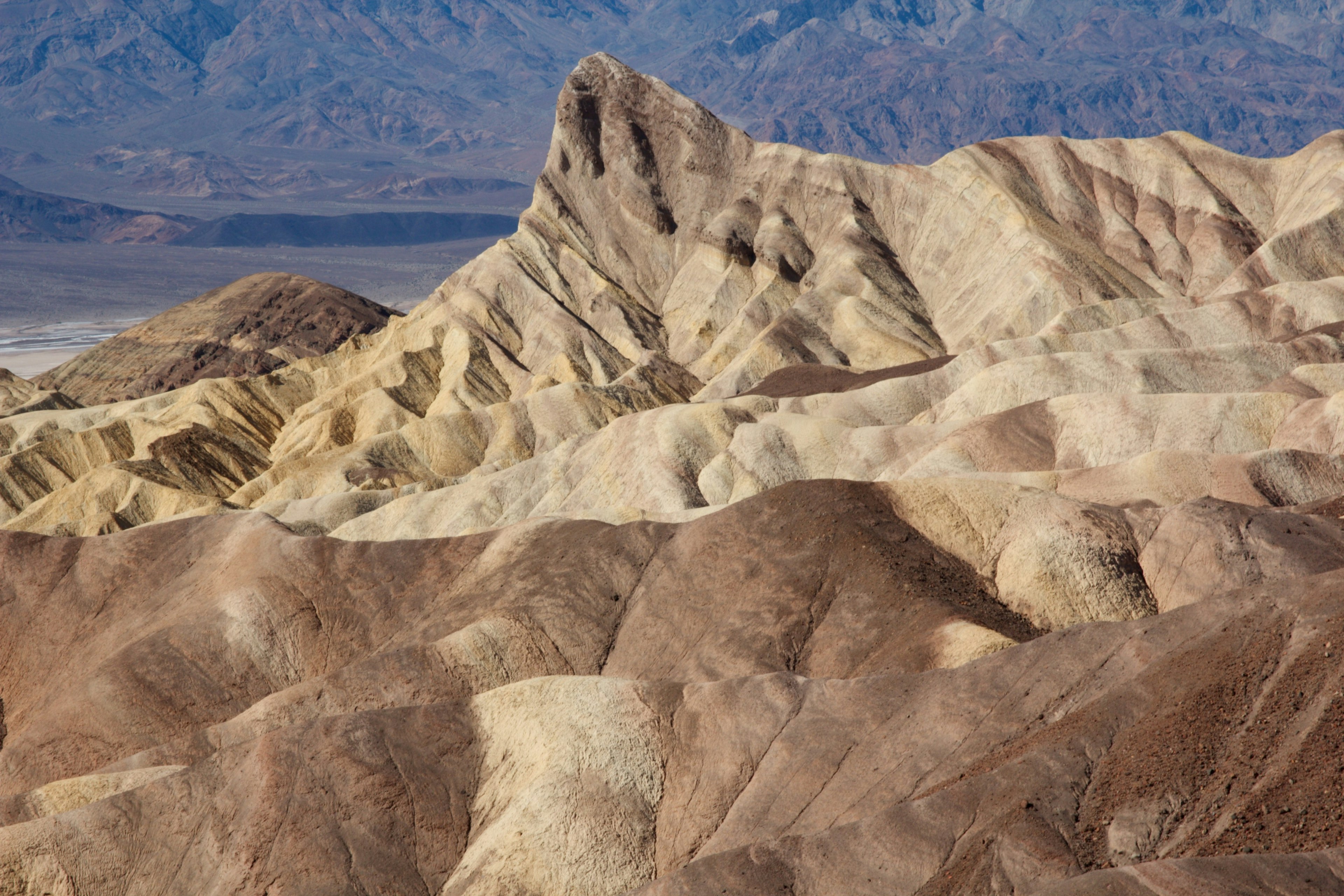 Einzigartiges Terrain des Death Valley mit geschichteten Gesteinsformationen