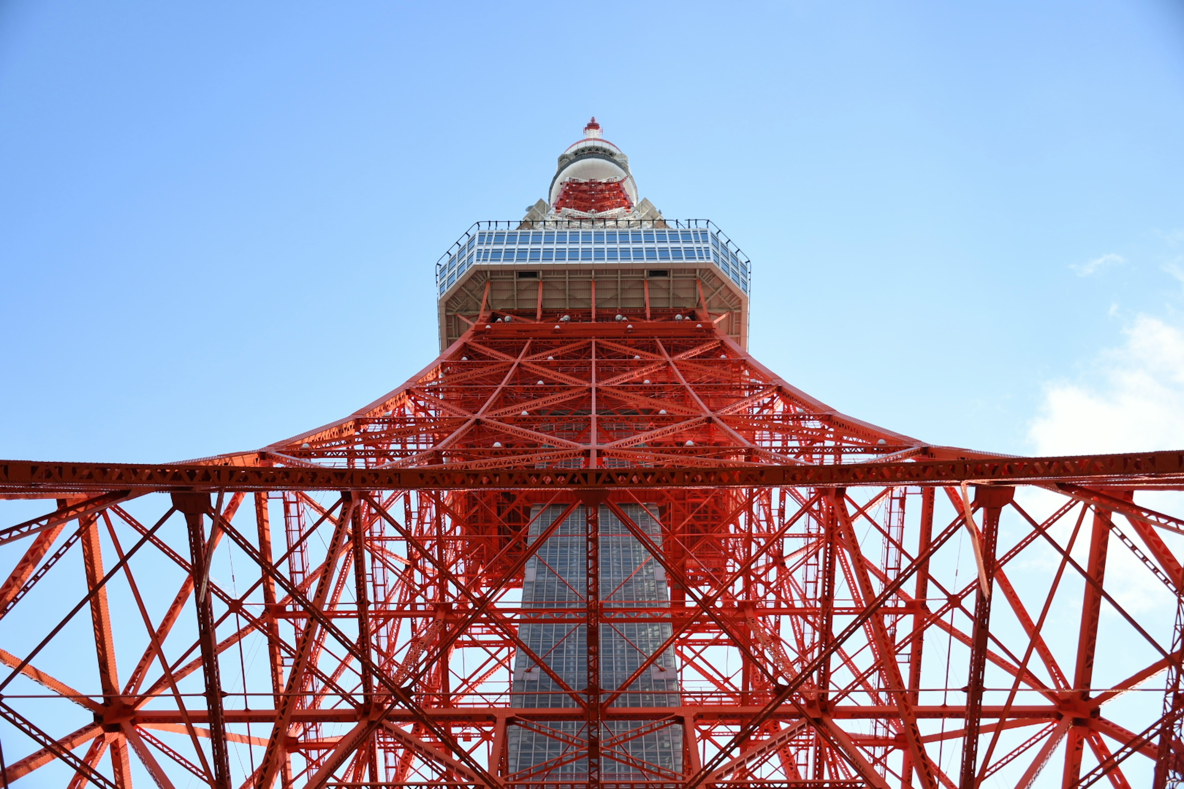 東京タワーの下からの視点で青空を背景にした赤い鉄骨構造