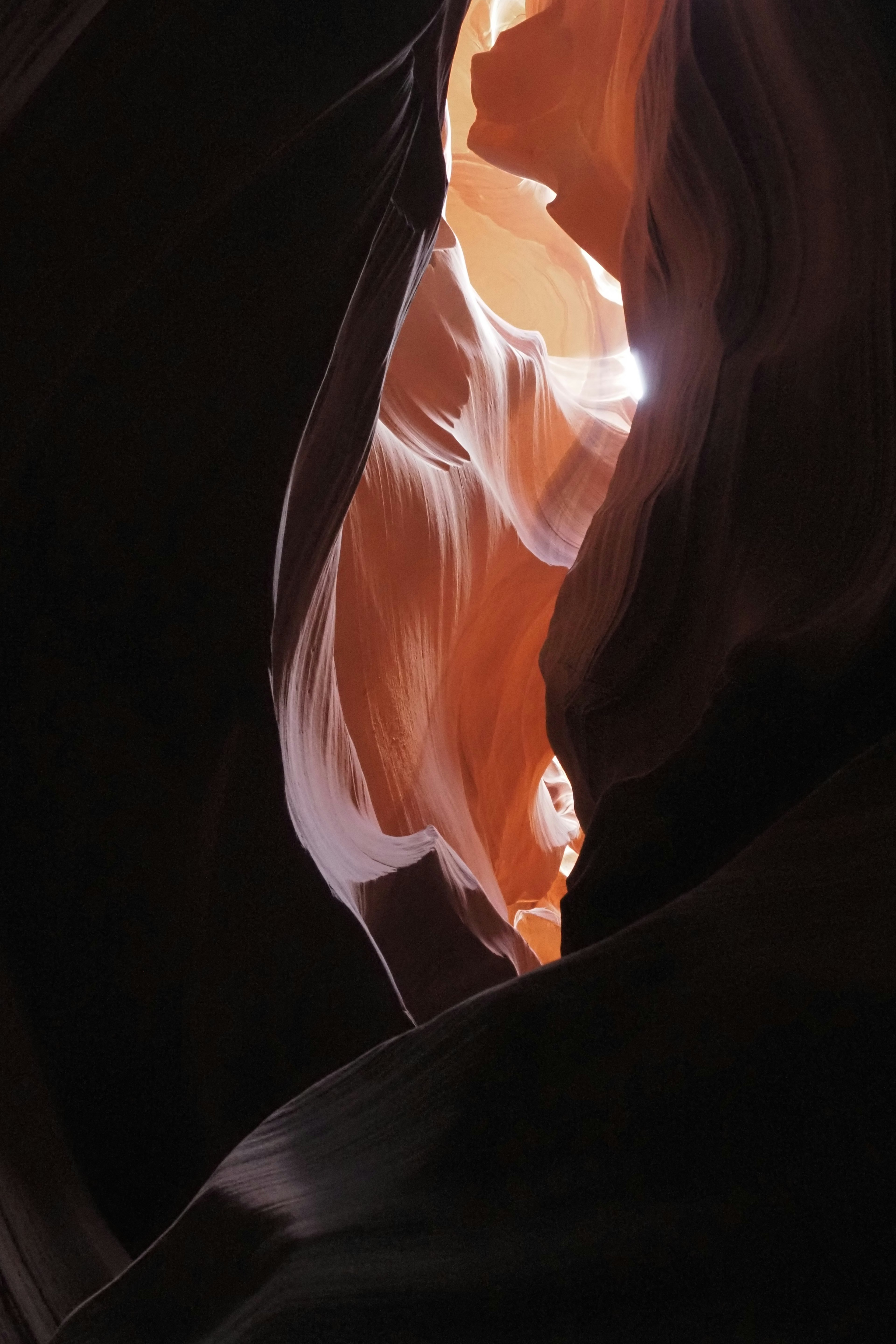 Interior de un cañón con hermosas rocas naranjas y paredes oscuras