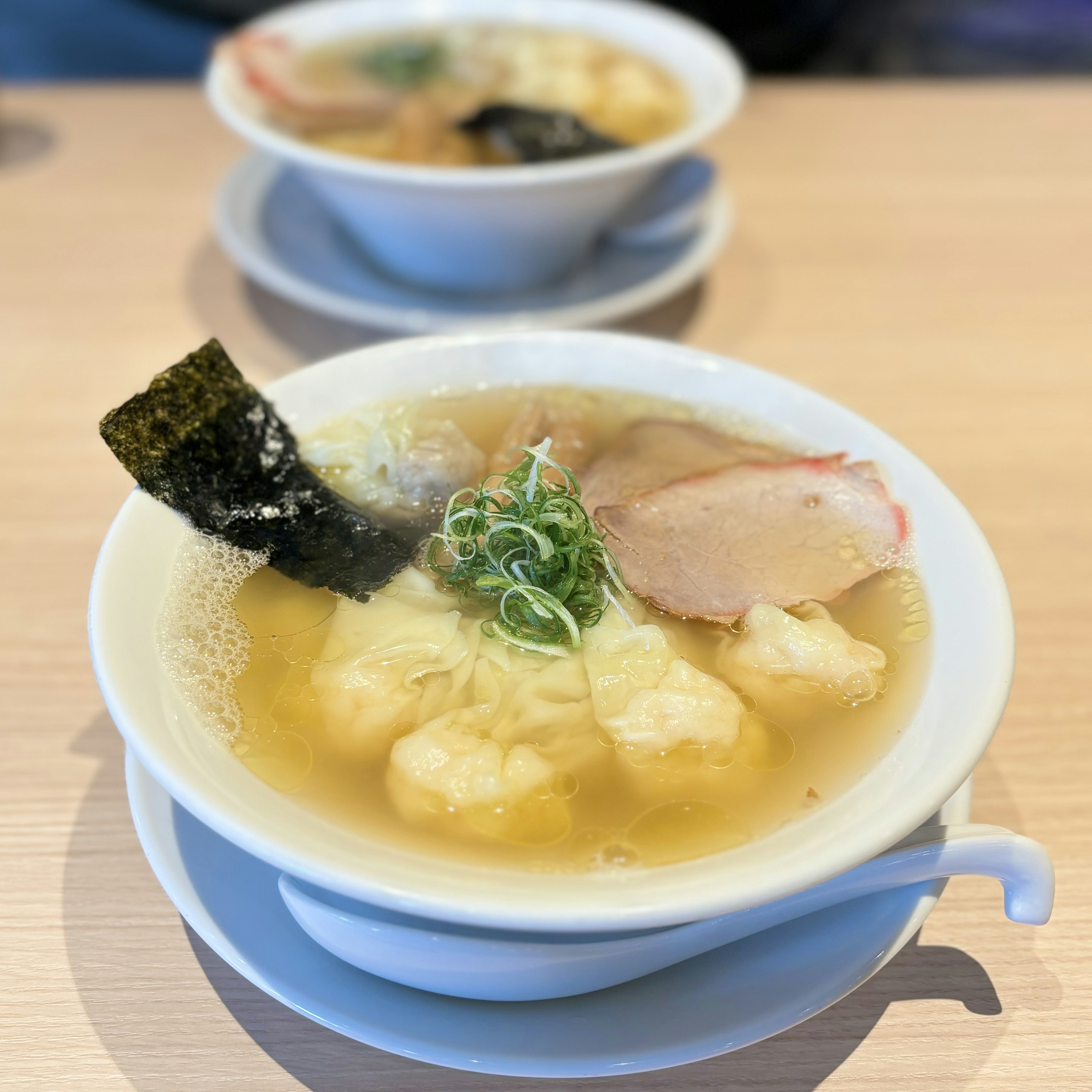 ラーメンのスープと具材が入った白い器