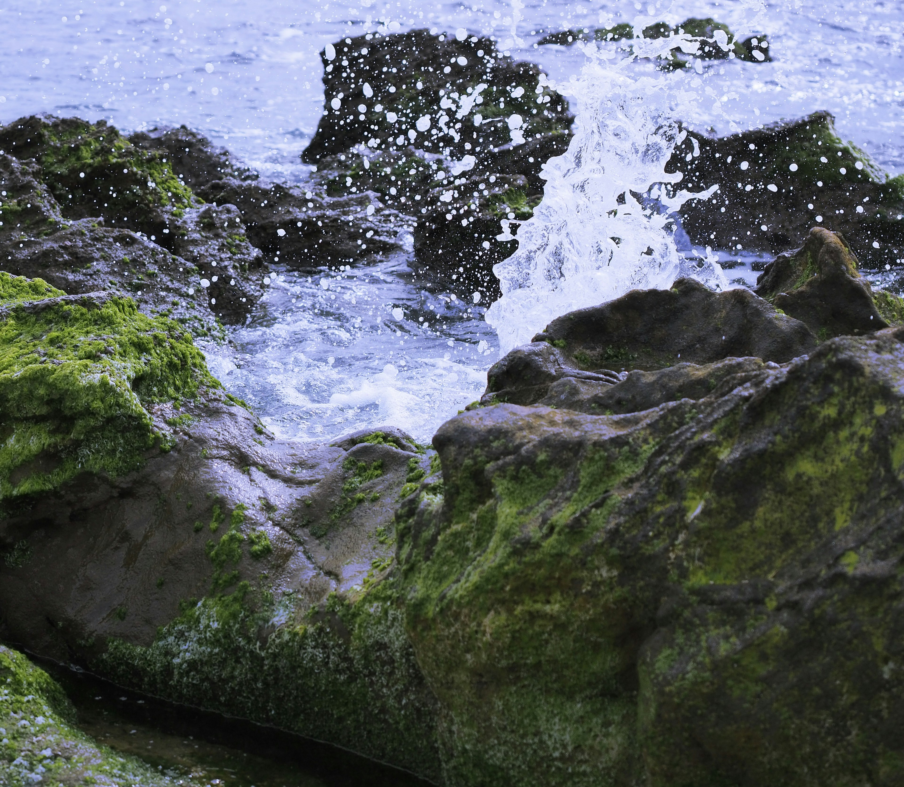 Hermoso paisaje de rocas y salpicaduras del océano