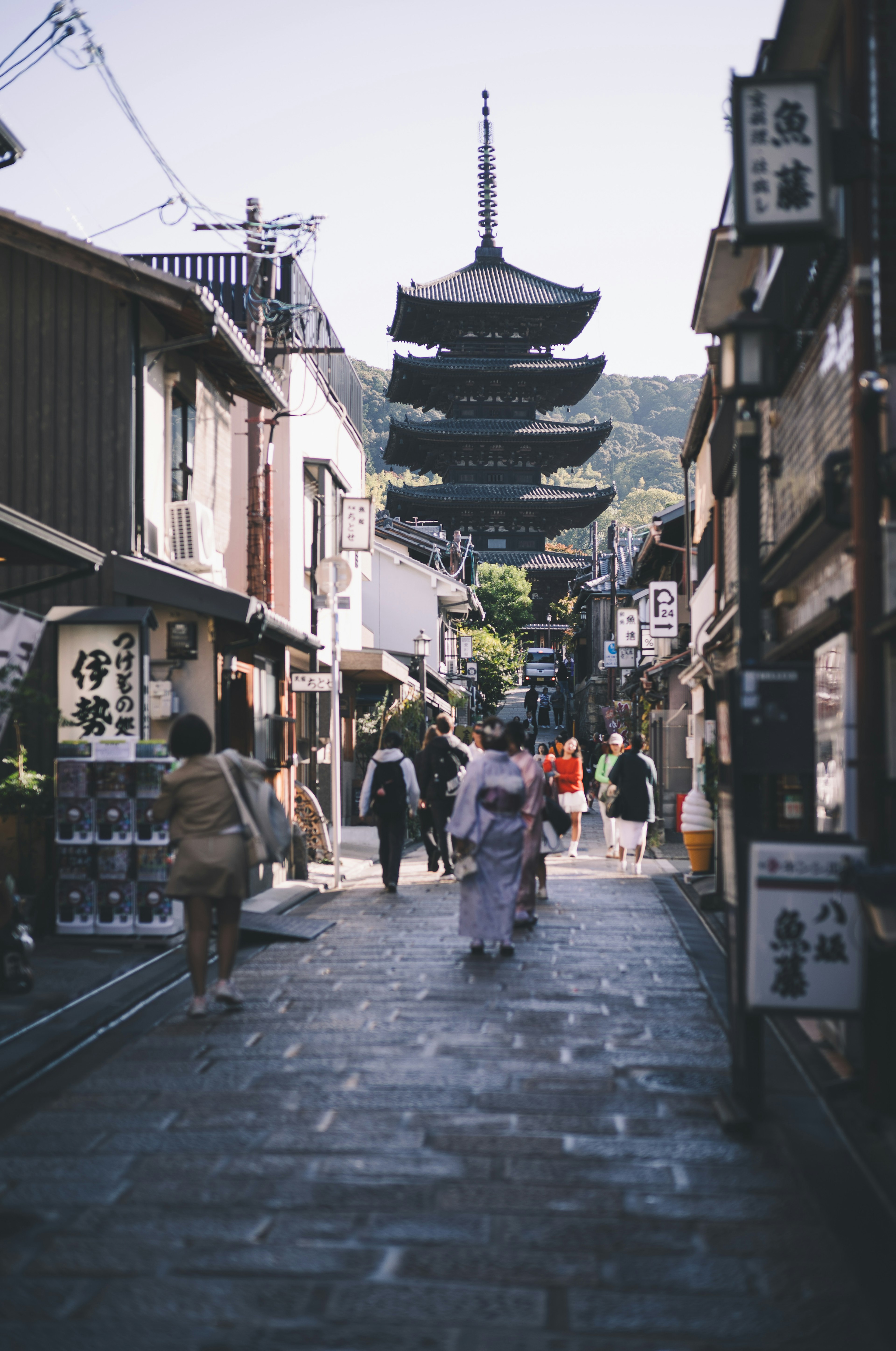 街道景观，展示传统建筑和一座宝塔