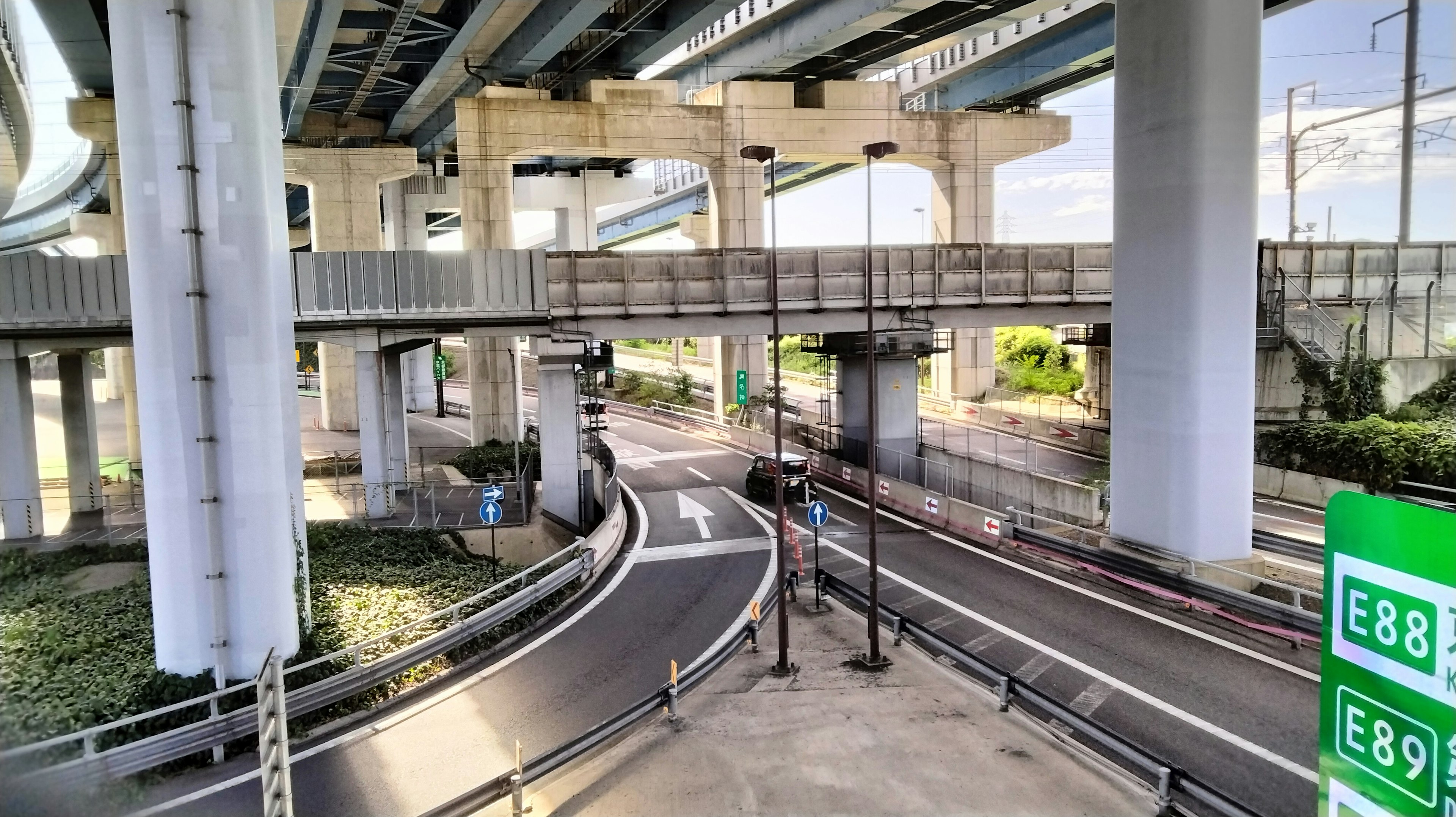 Paysage urbain montrant un complexe d'intersections autoroutières et des panneaux de signalisation