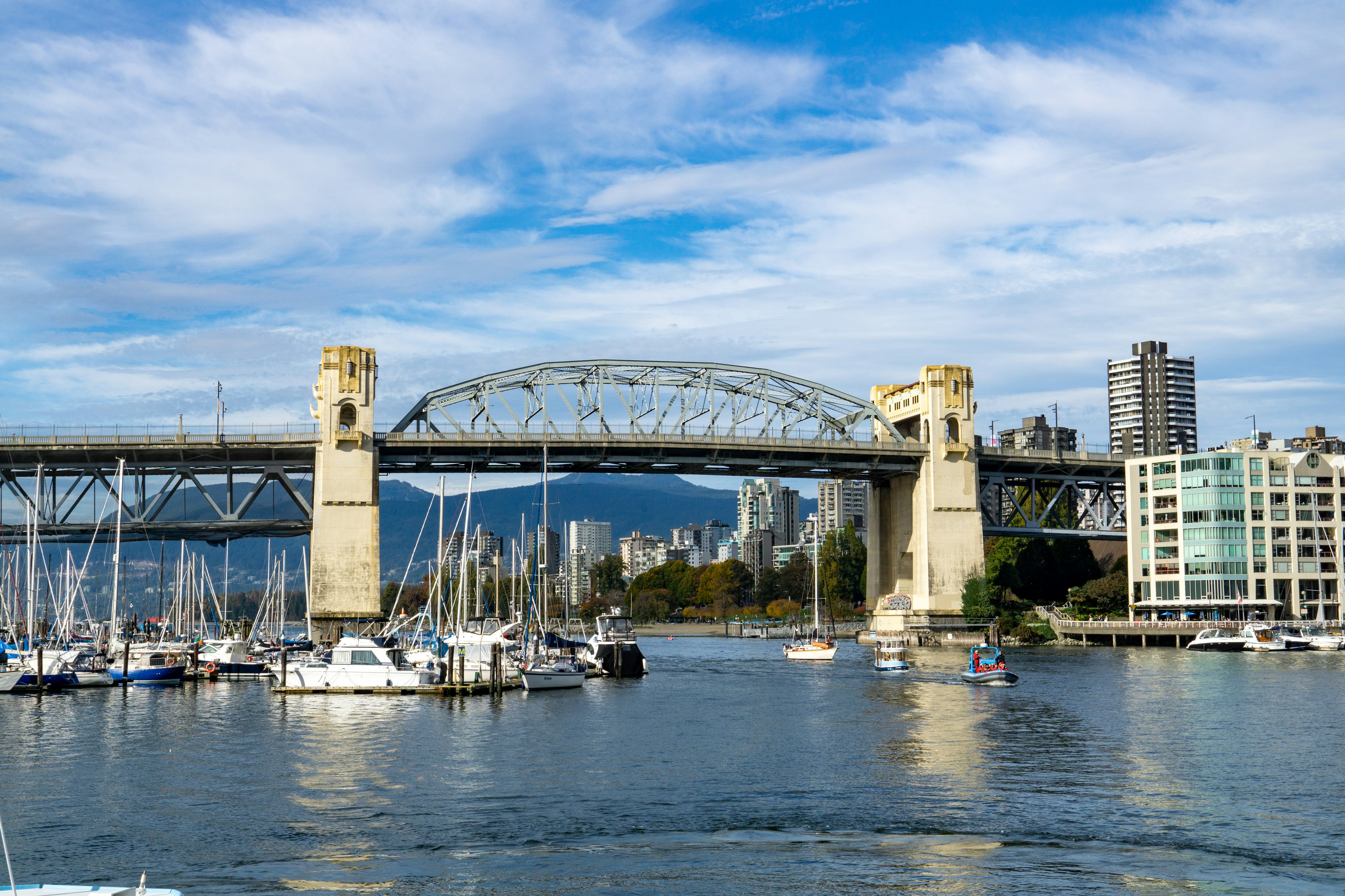 Granville-Brücke in Vancouver mit Blick auf den Hafen und Boote unter klarem Himmel