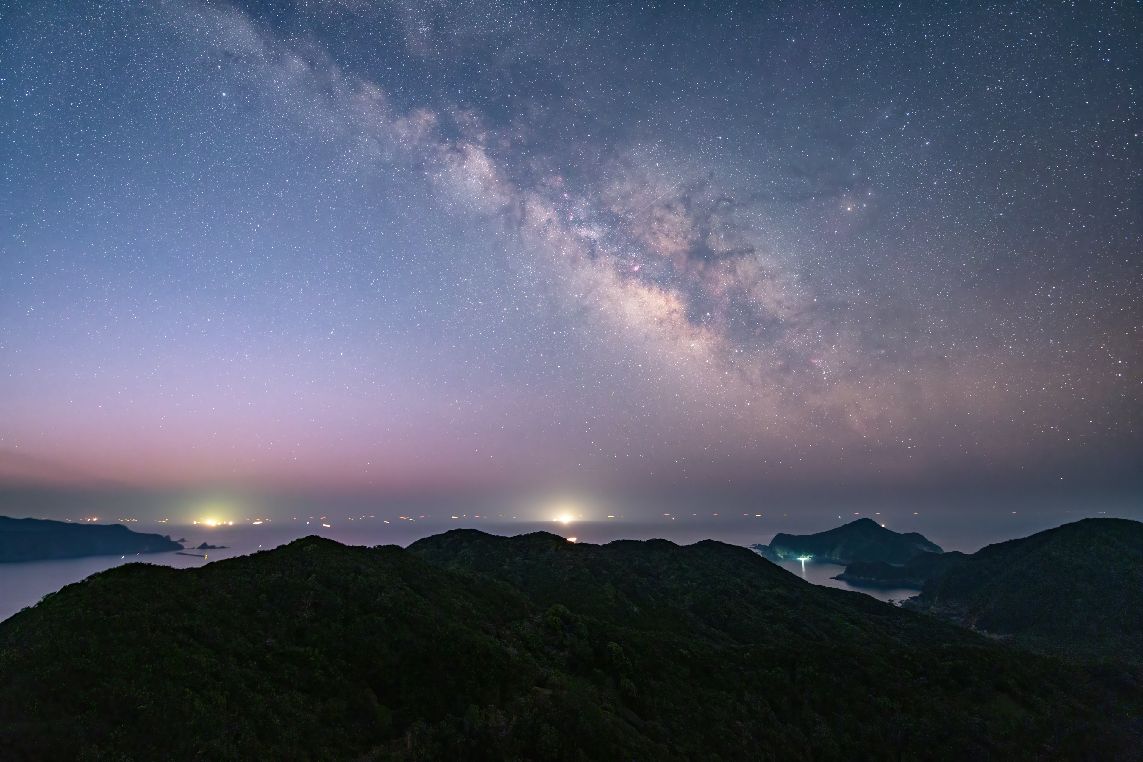 星空の下に広がる山々と天の川の美しい風景