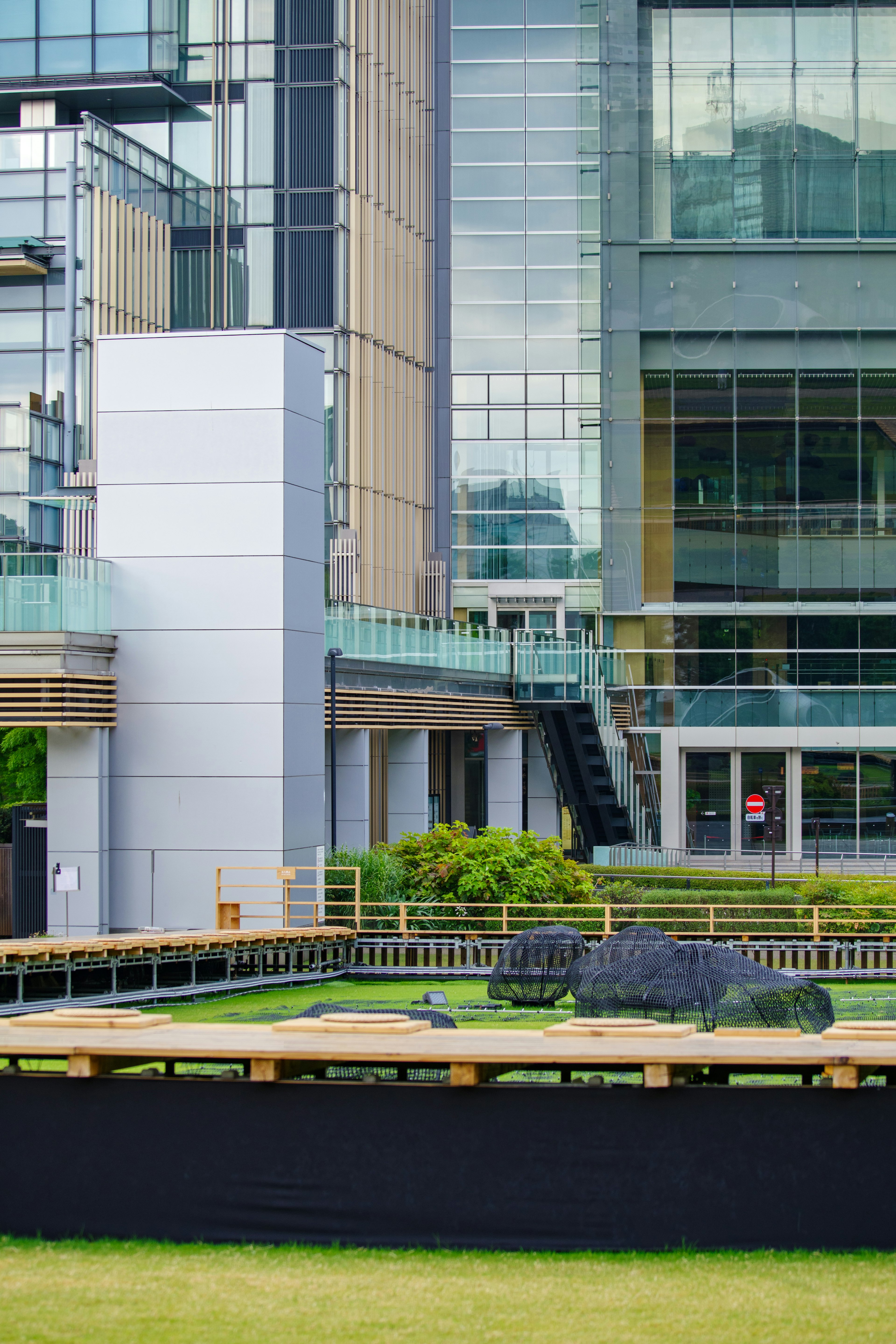 Extérieur d'un bâtiment moderne avec un aménagement paysager vert