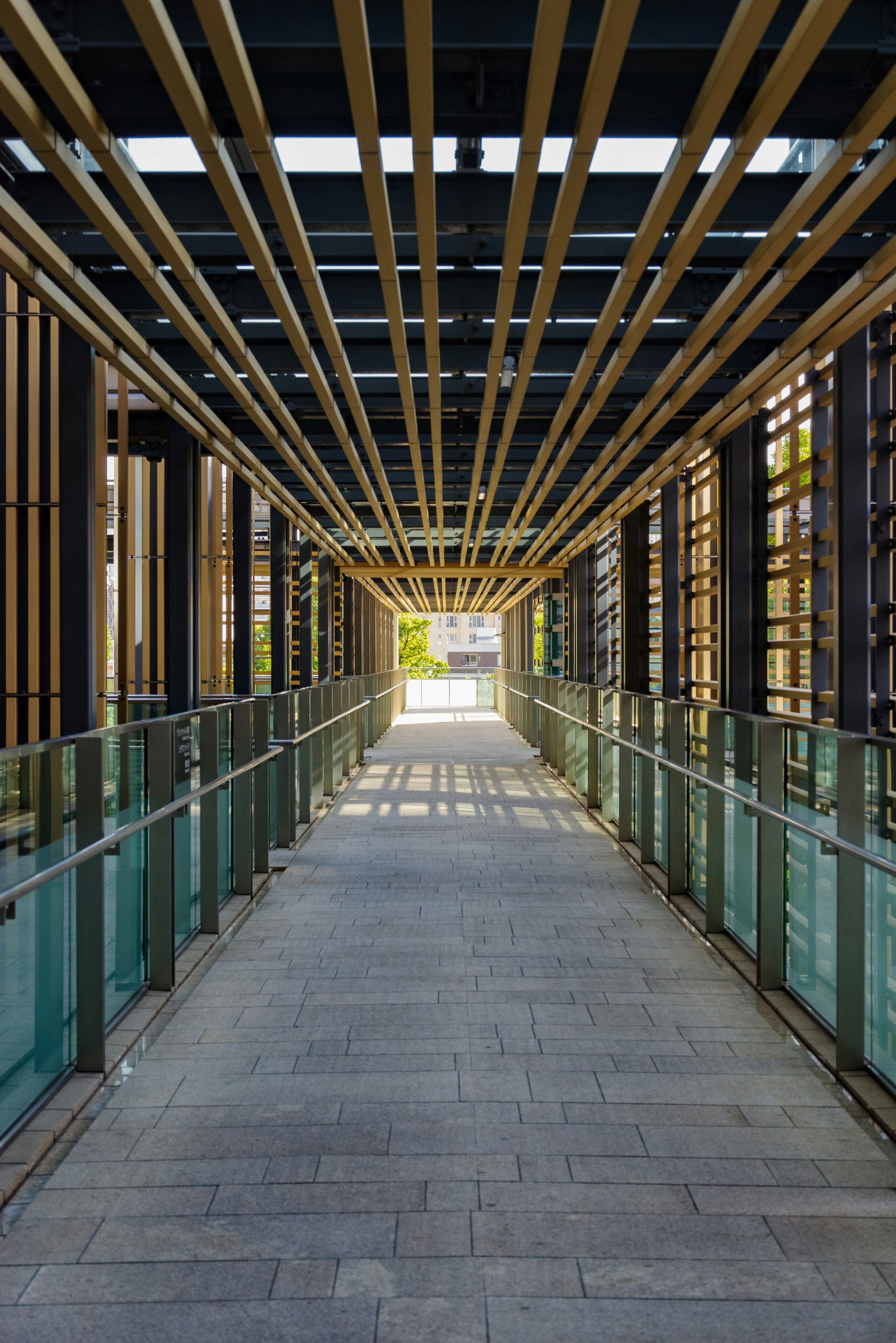 Lorong arsitektur modern dengan balok kayu dan pegangan kaca