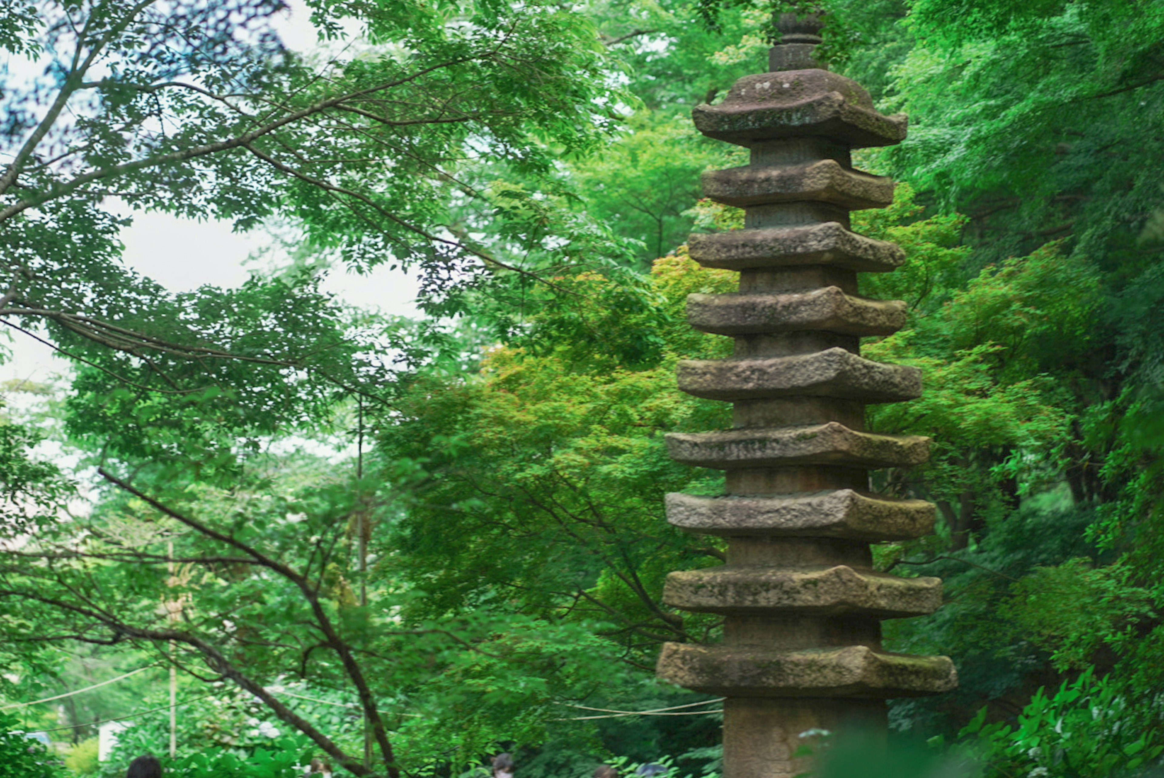 Antigua pagoda de piedra en un jardín exuberante