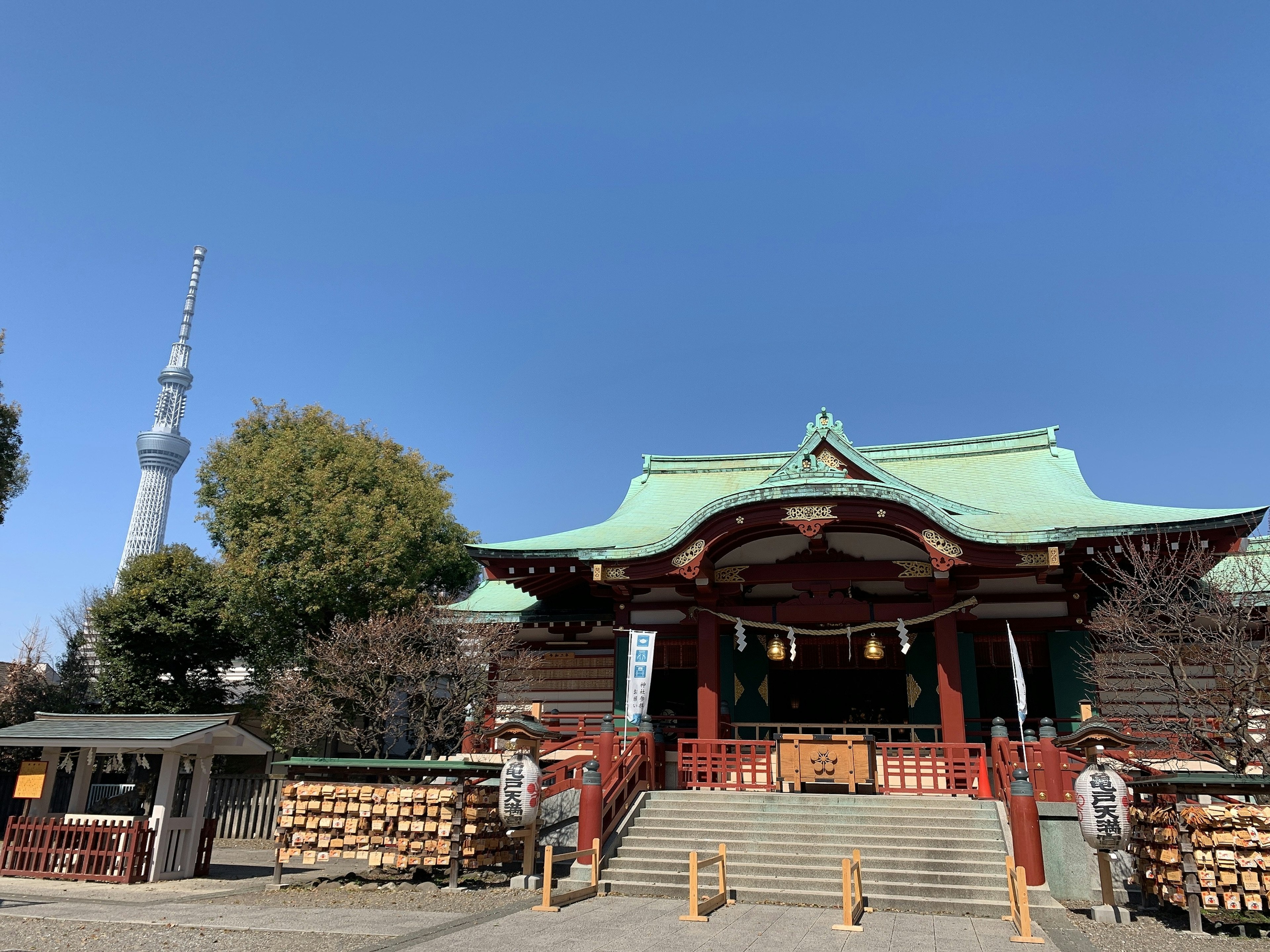 傳統神社建築和東京晴空塔在藍天背景下