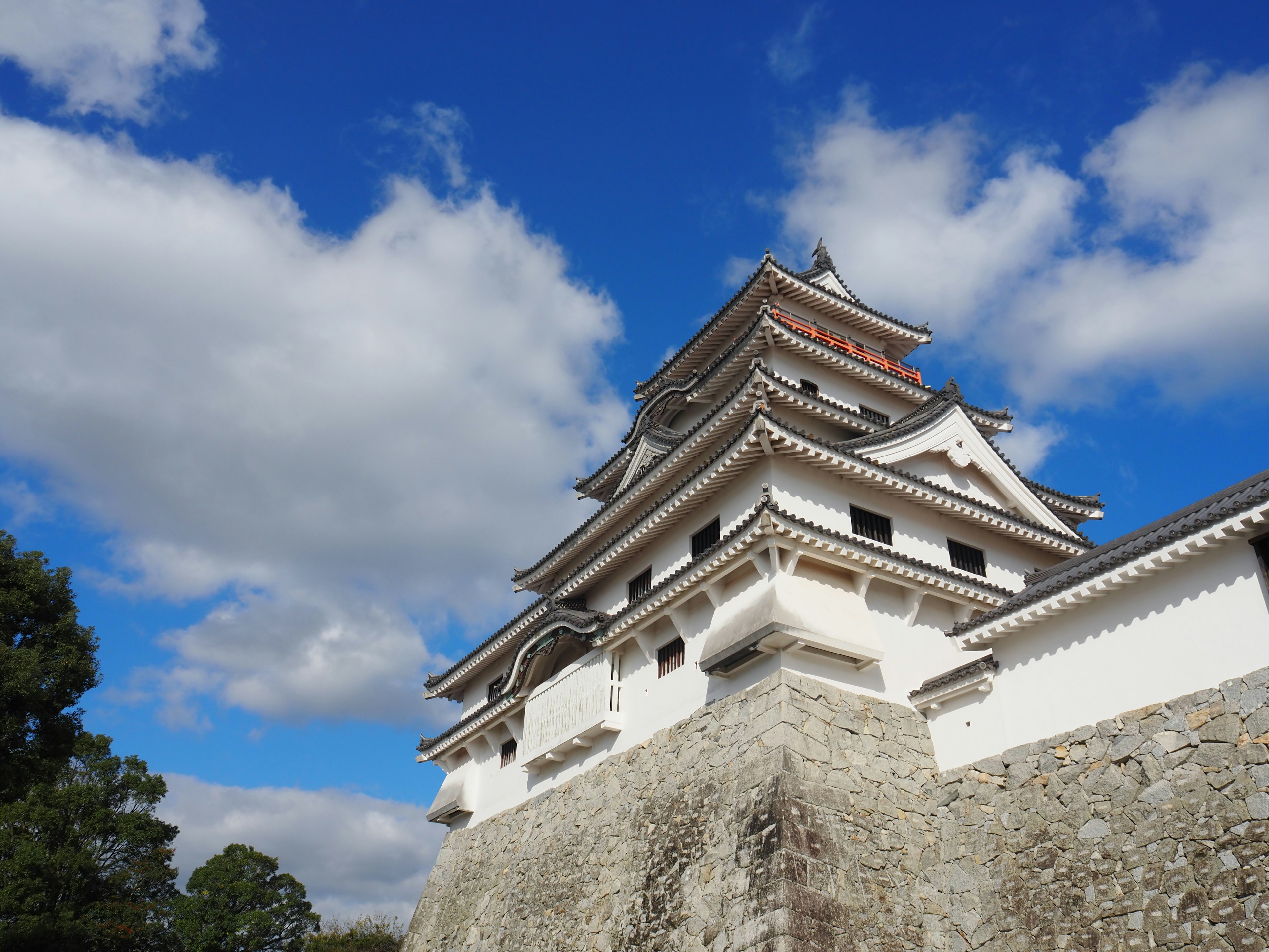 Schönes weißes Schloss vor blauem Himmel