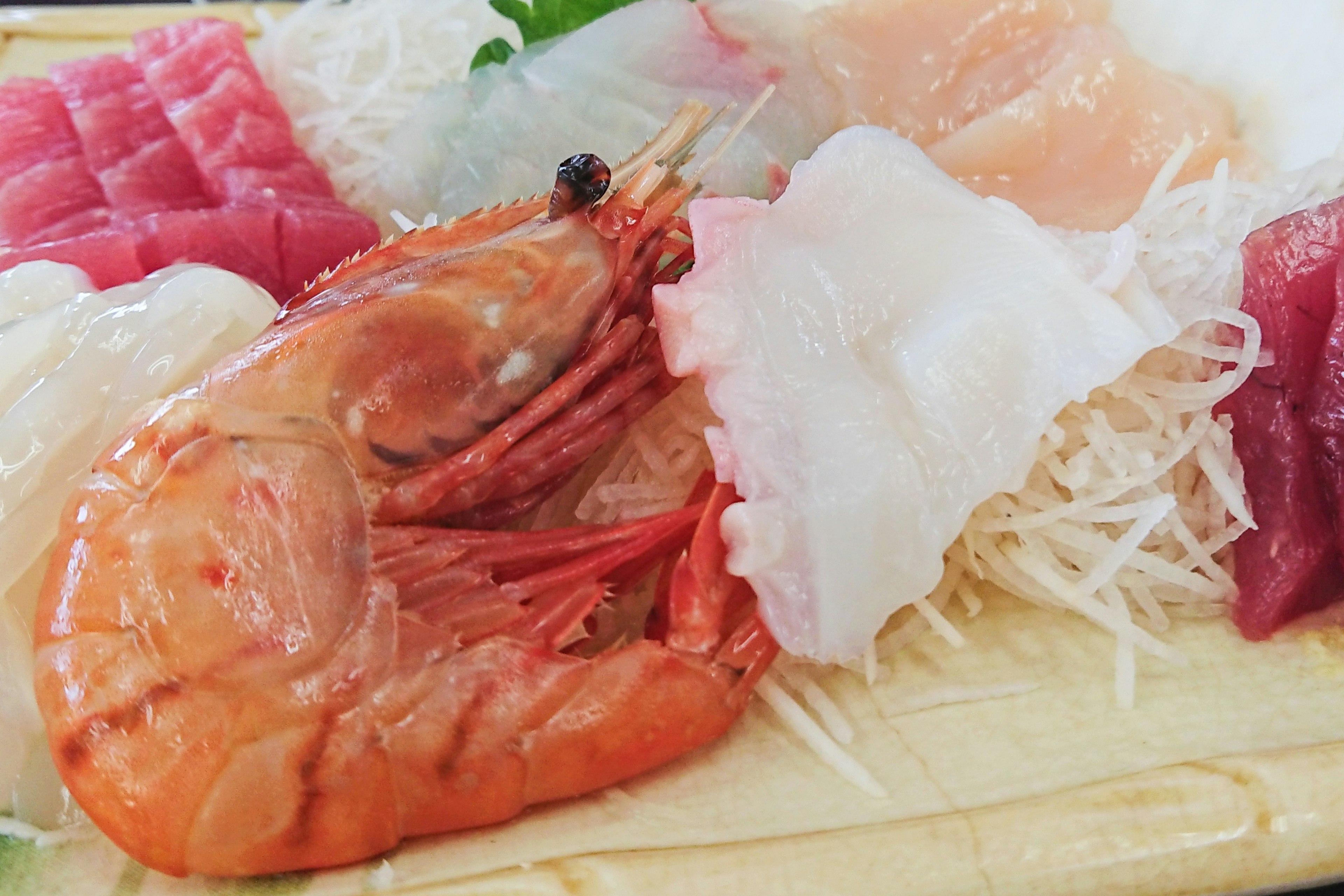 Plateau de fruits de mer frais avec des crevettes et du sashimi assorti