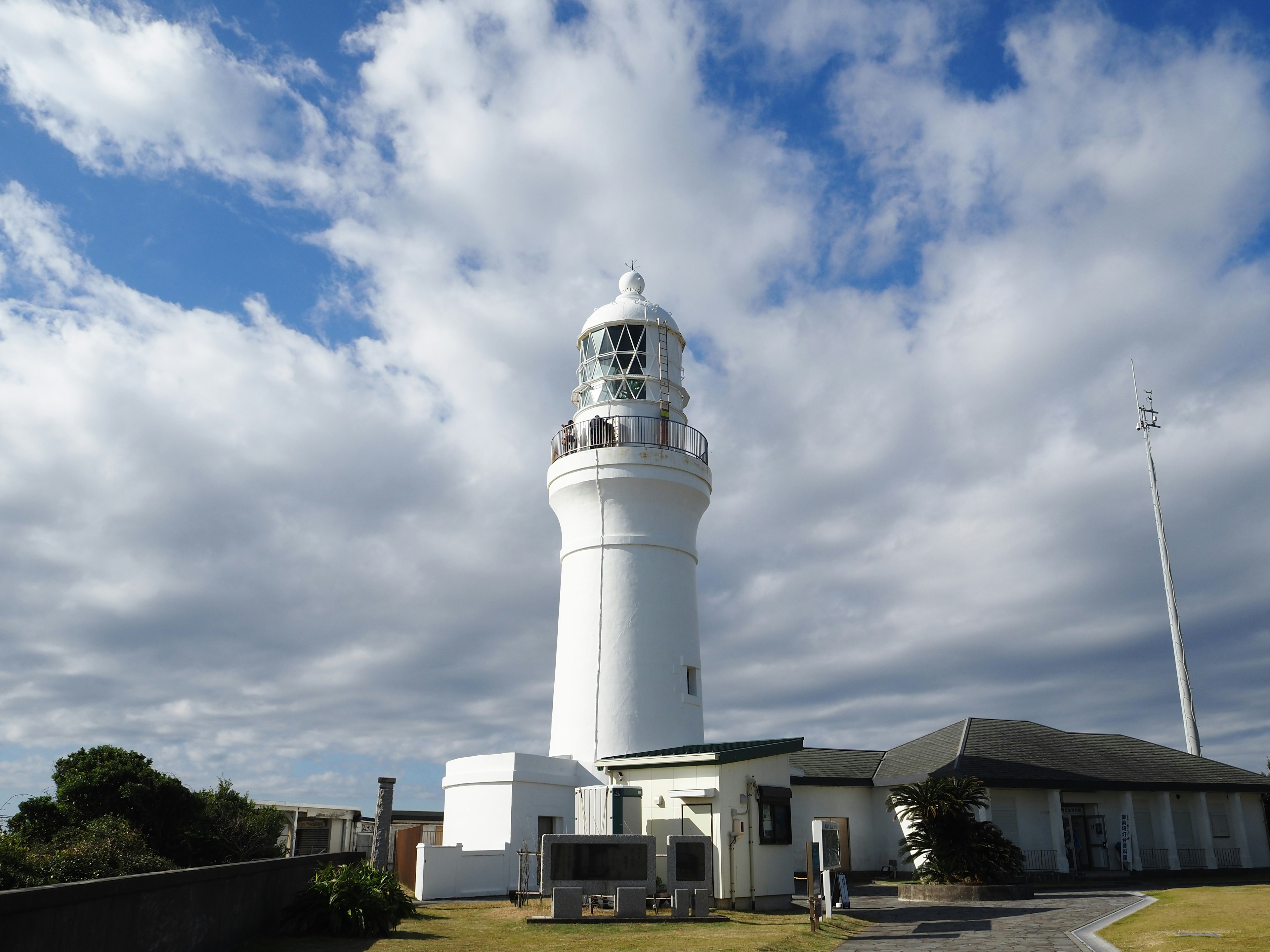 白い灯台と明るい空の風景