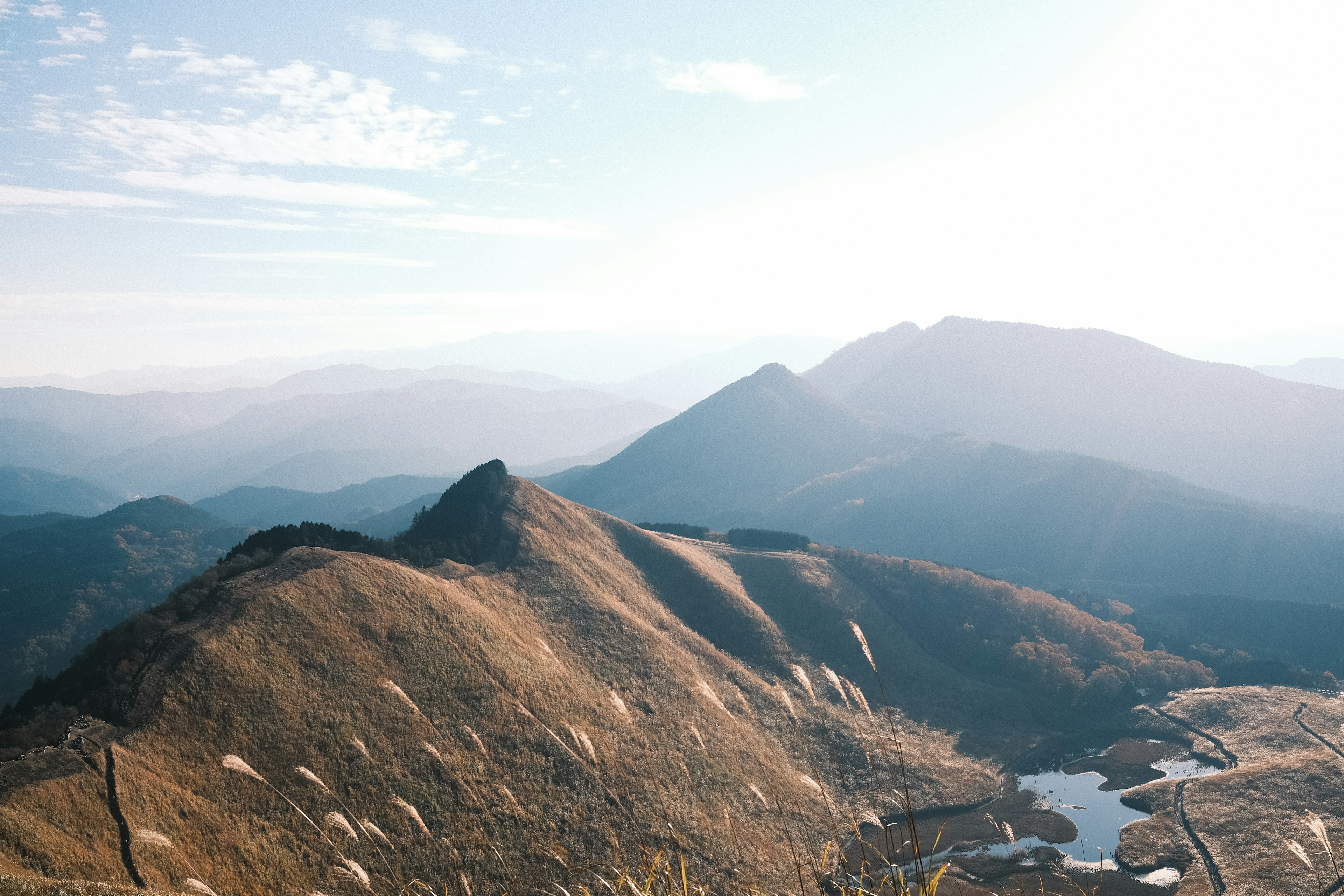 Vue imprenable sur les montagnes et le ciel serein