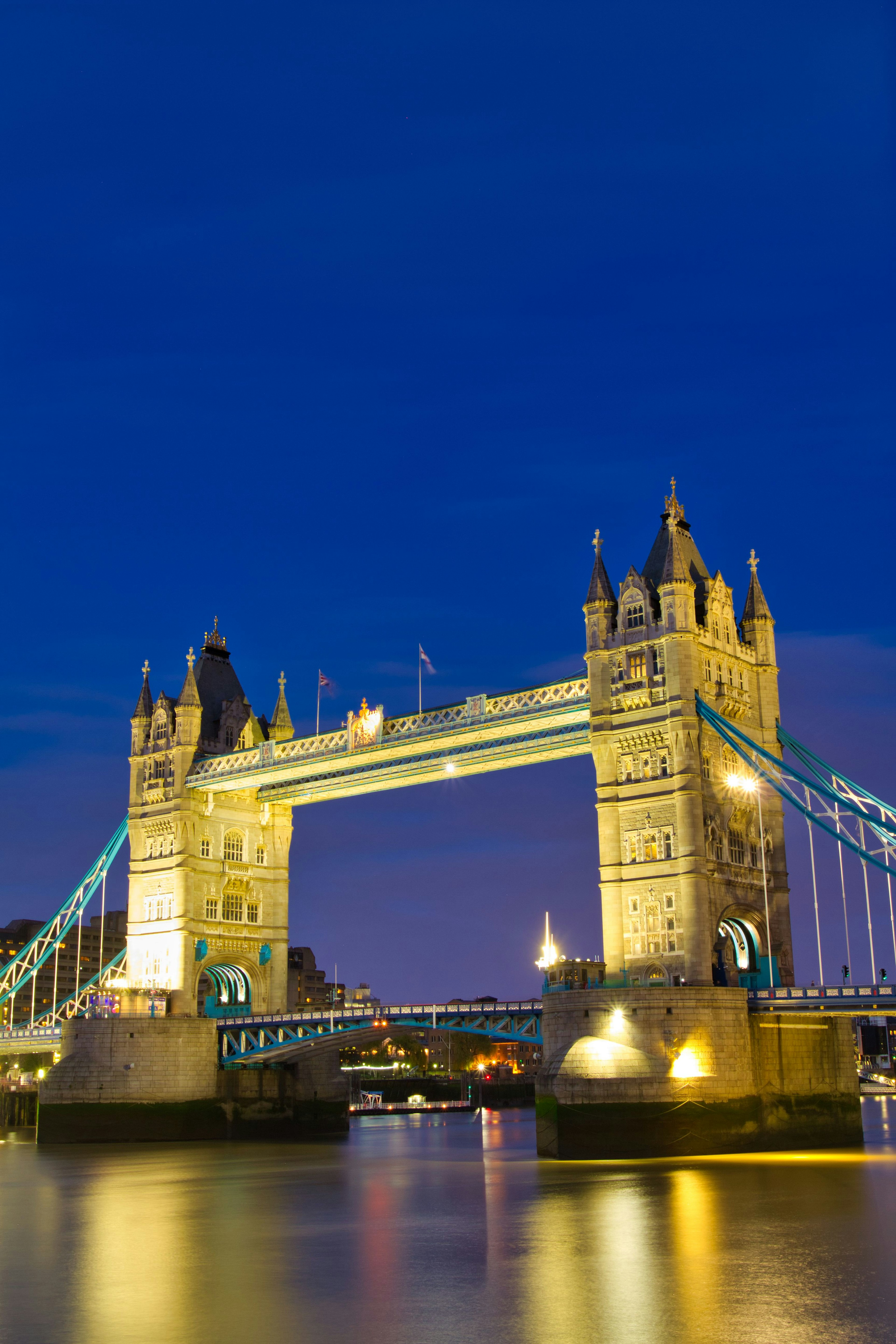 Schöner Blick auf die Tower Bridge bei Nacht mit leuchtenden Lichtern