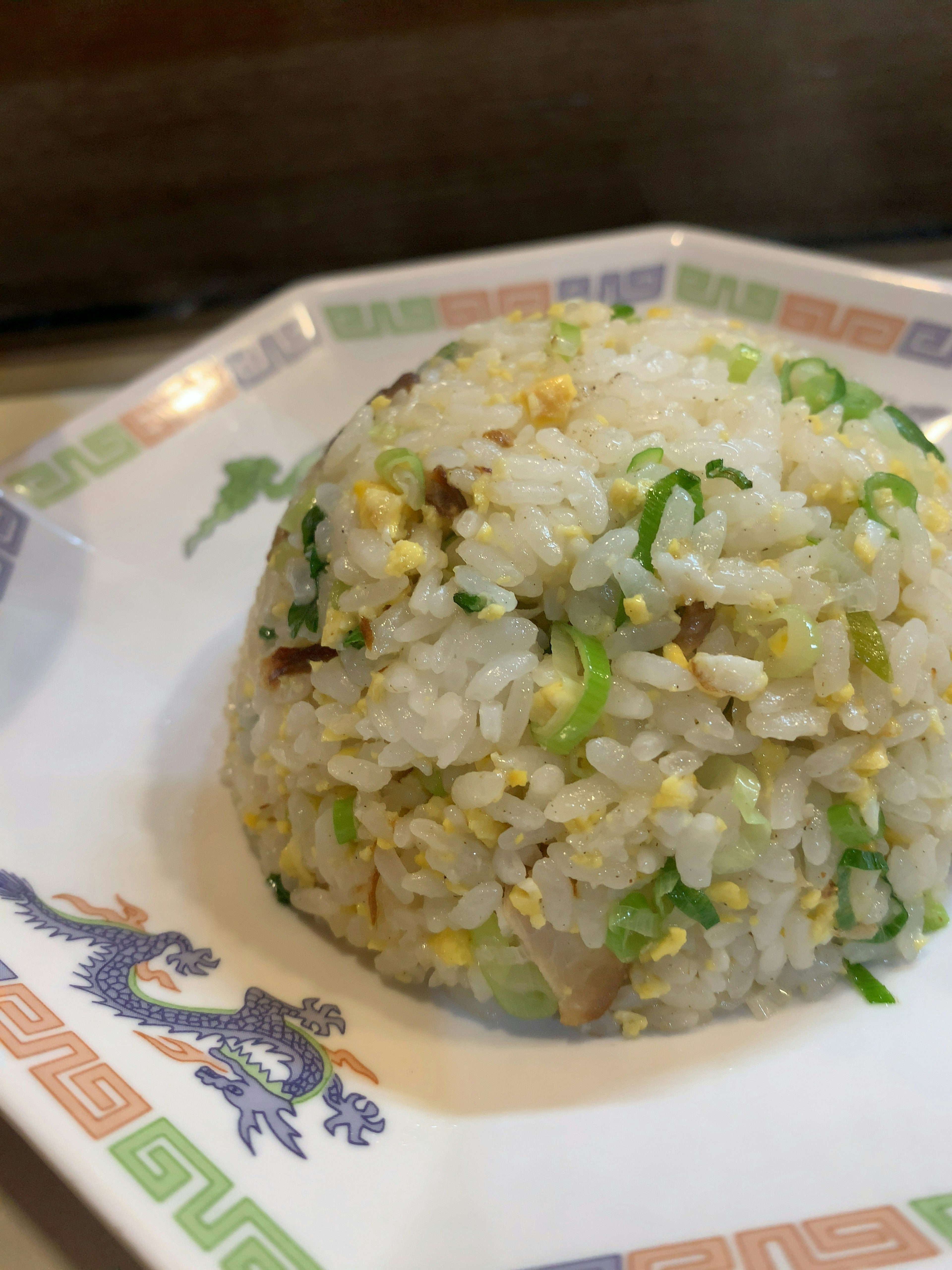 Delicioso arroz frito servido en un plato blanco