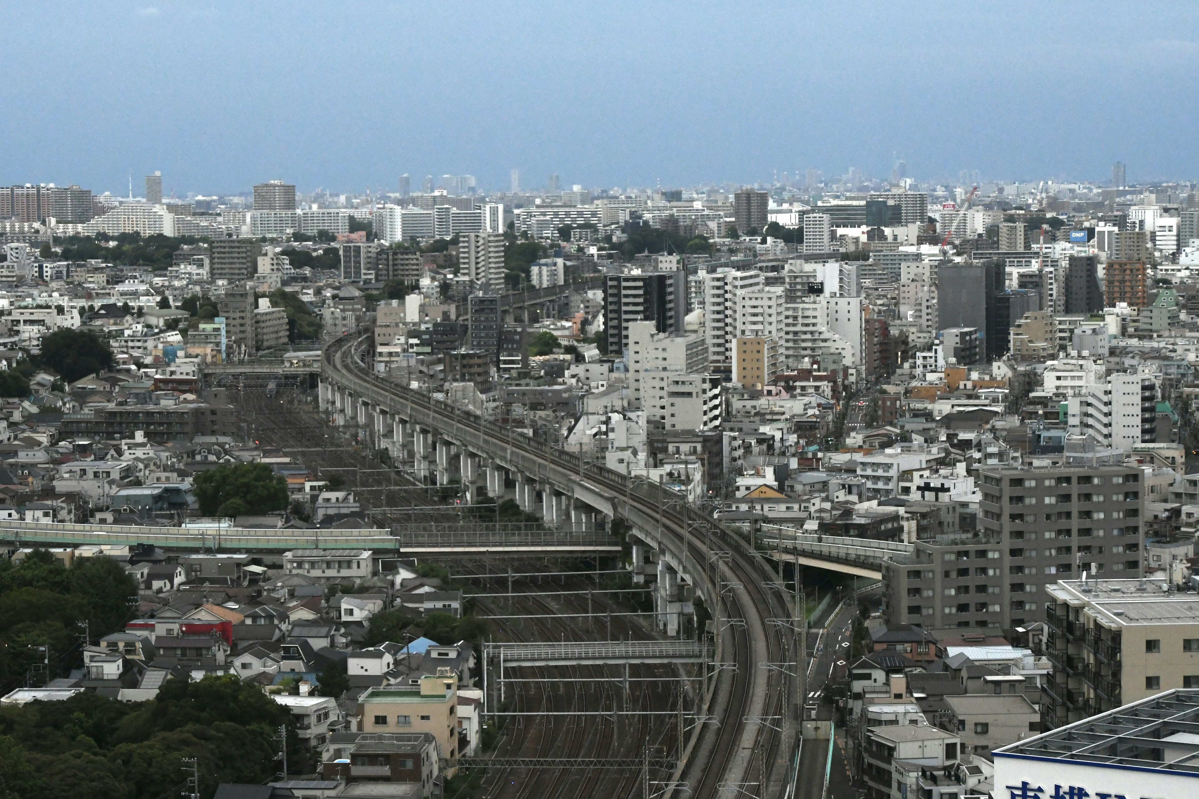 Vista aérea de un horizonte urbano con edificios y vías de tren