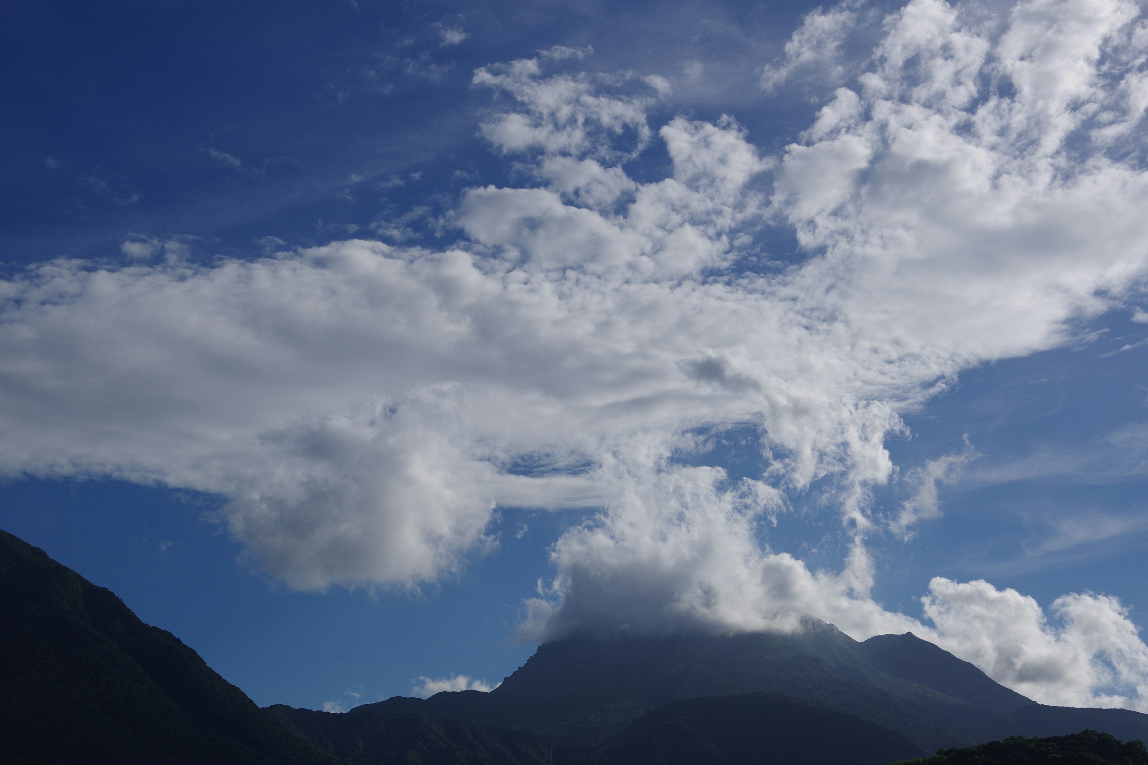 藍天和白雲覆蓋的山脈風景