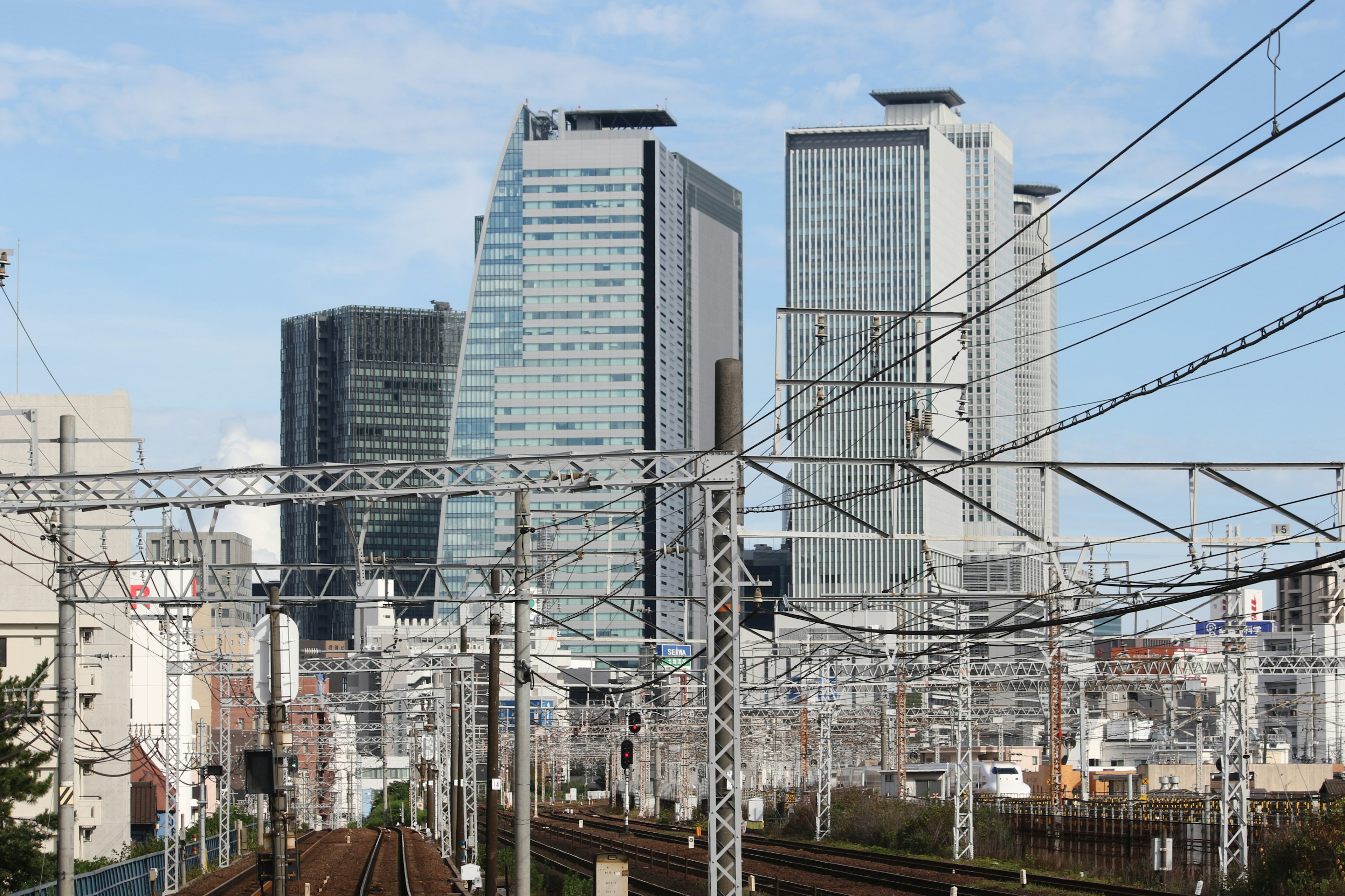 現代的な高層ビルと鉄道の風景